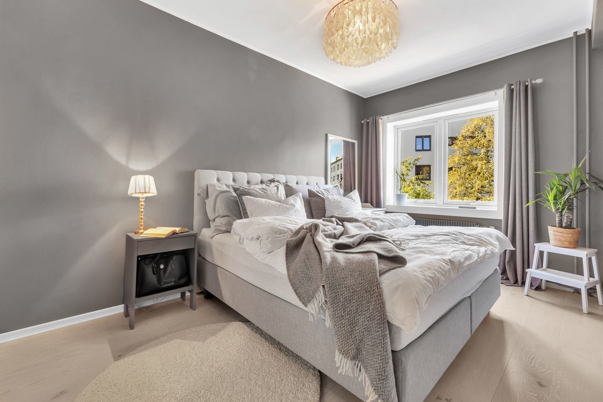 Romslig soverom med god plass til dobbeltseng og oppbevaring Galleribilde