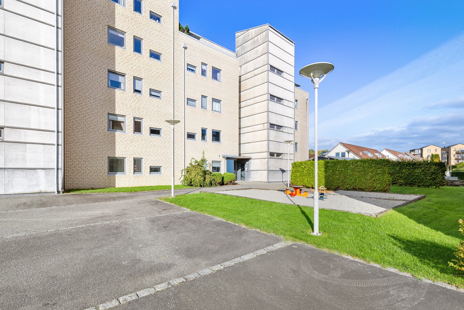 Nabolaget er trygt og rolig, samtidig som det er kort vei til alle fasiliteter. Galleribilde