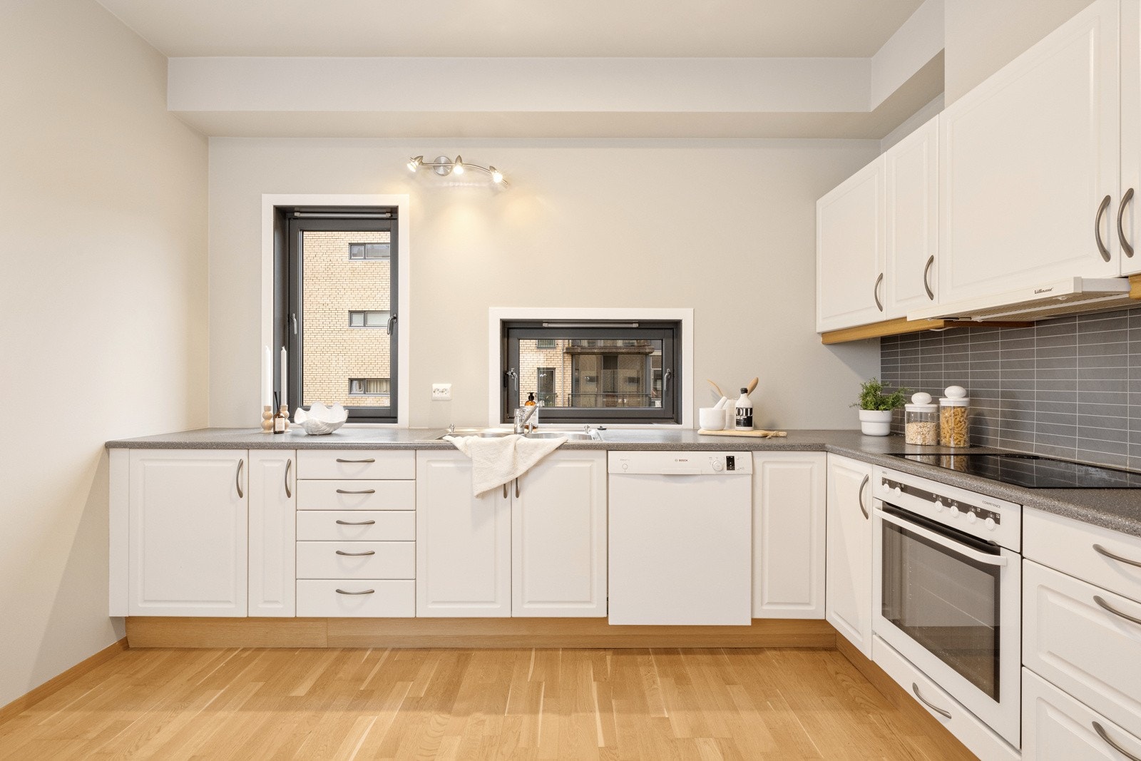 Gulvet har parkett med varme, mens tak og vegger er holdt i samme farge som stuen. Galleribilde