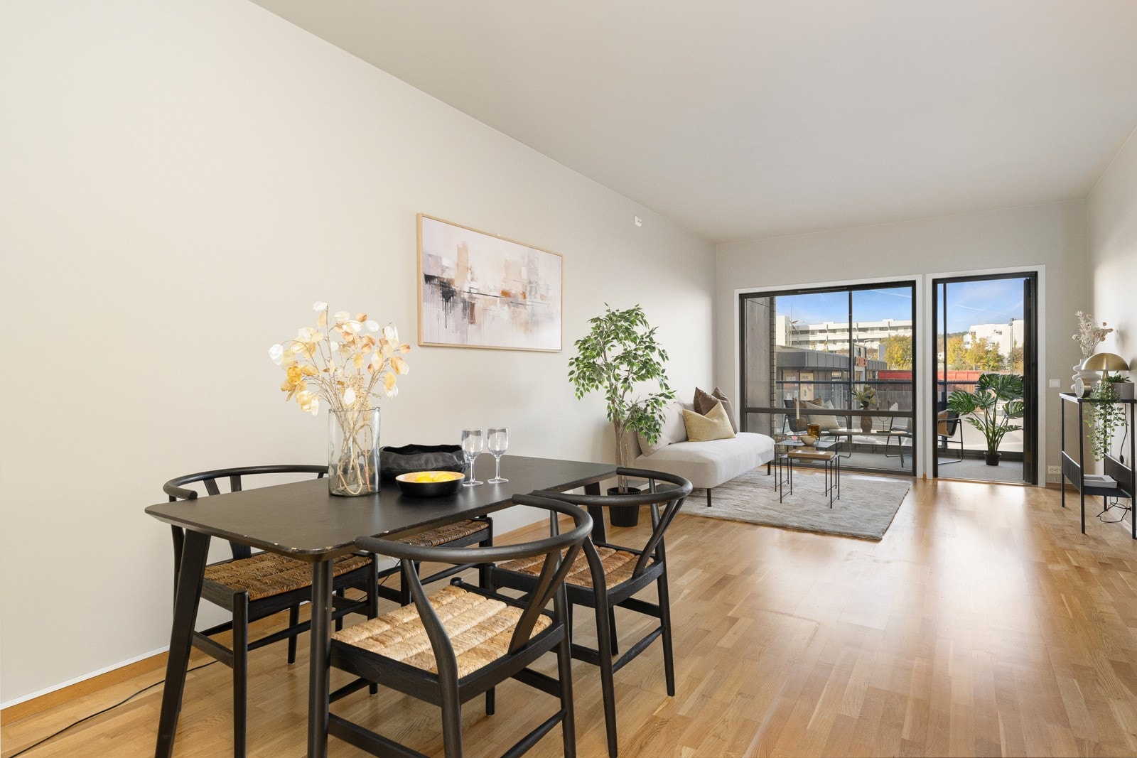 Stuen er et pent og romslig oppholdsrom, med gulvvarme og godt lysinnslipp via en stor vindusflate i front - helt ned til gulvet. Galleribilde