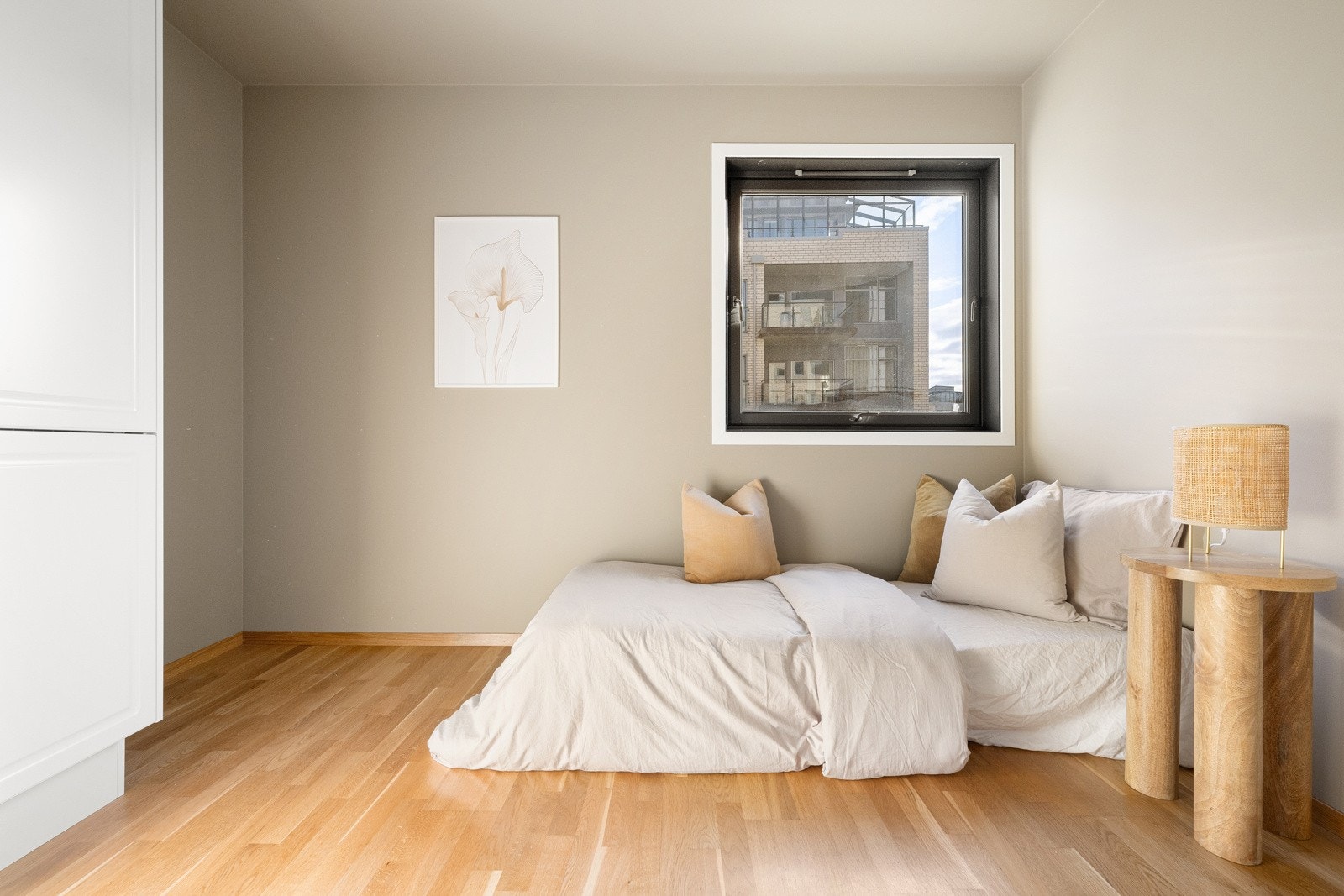 På det andre soverommet står det et mindre skap i samme utførelse, og entreen har en nisje med skap og skuffer Galleribilde