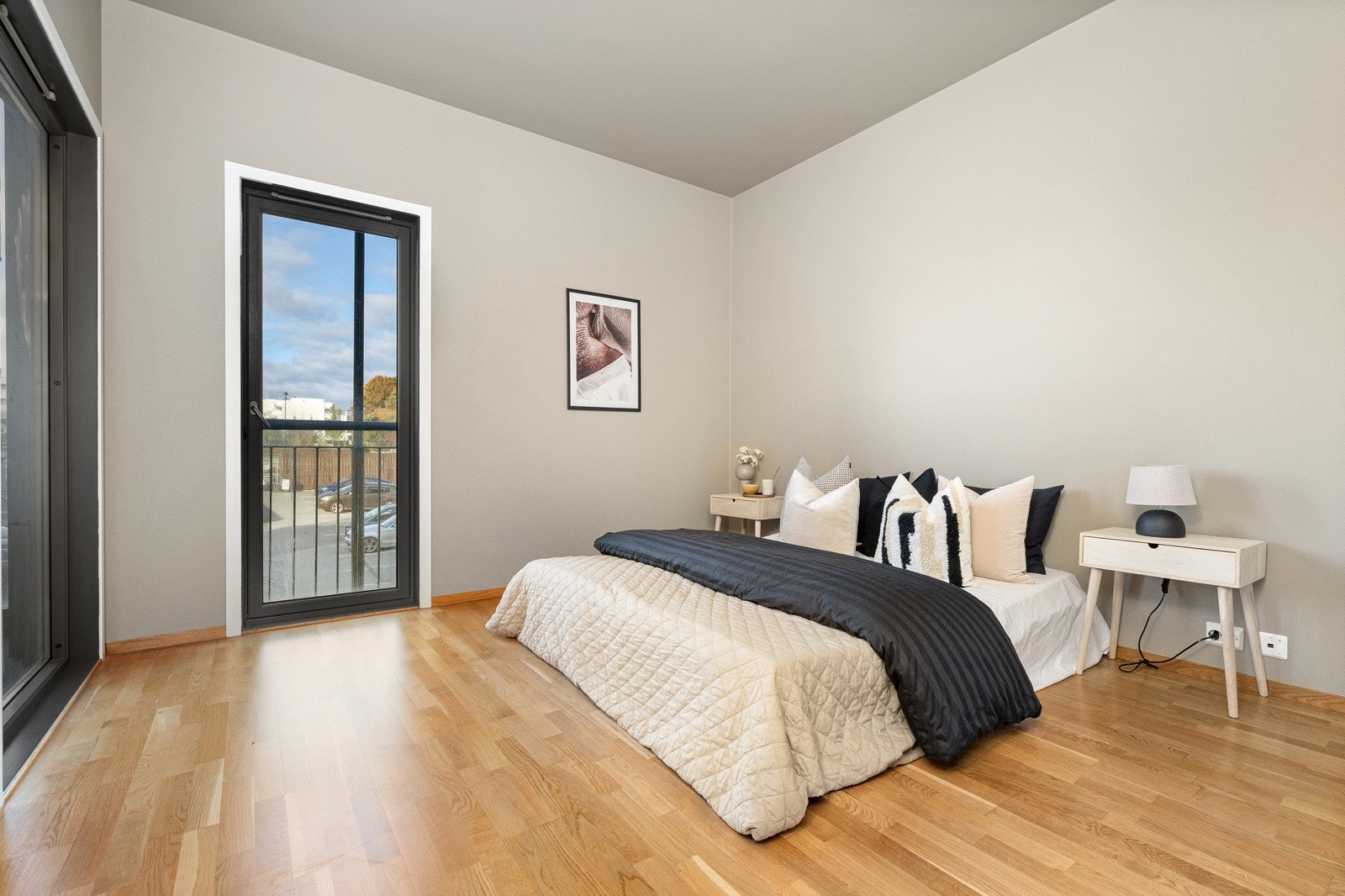 To soverom ligger på hver sin side av leiligheten, og stilen er lik den presentert i stuen; parkettgulv, vannbåren gulvvarme og gråmalte overflater for en behagelig atmosfære. Galleribilde