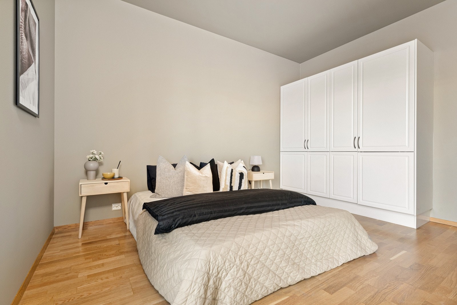 Hovedsoverommet er meget romslig, med god plass til både dobbeltseng og annet møblement. Galleribilde