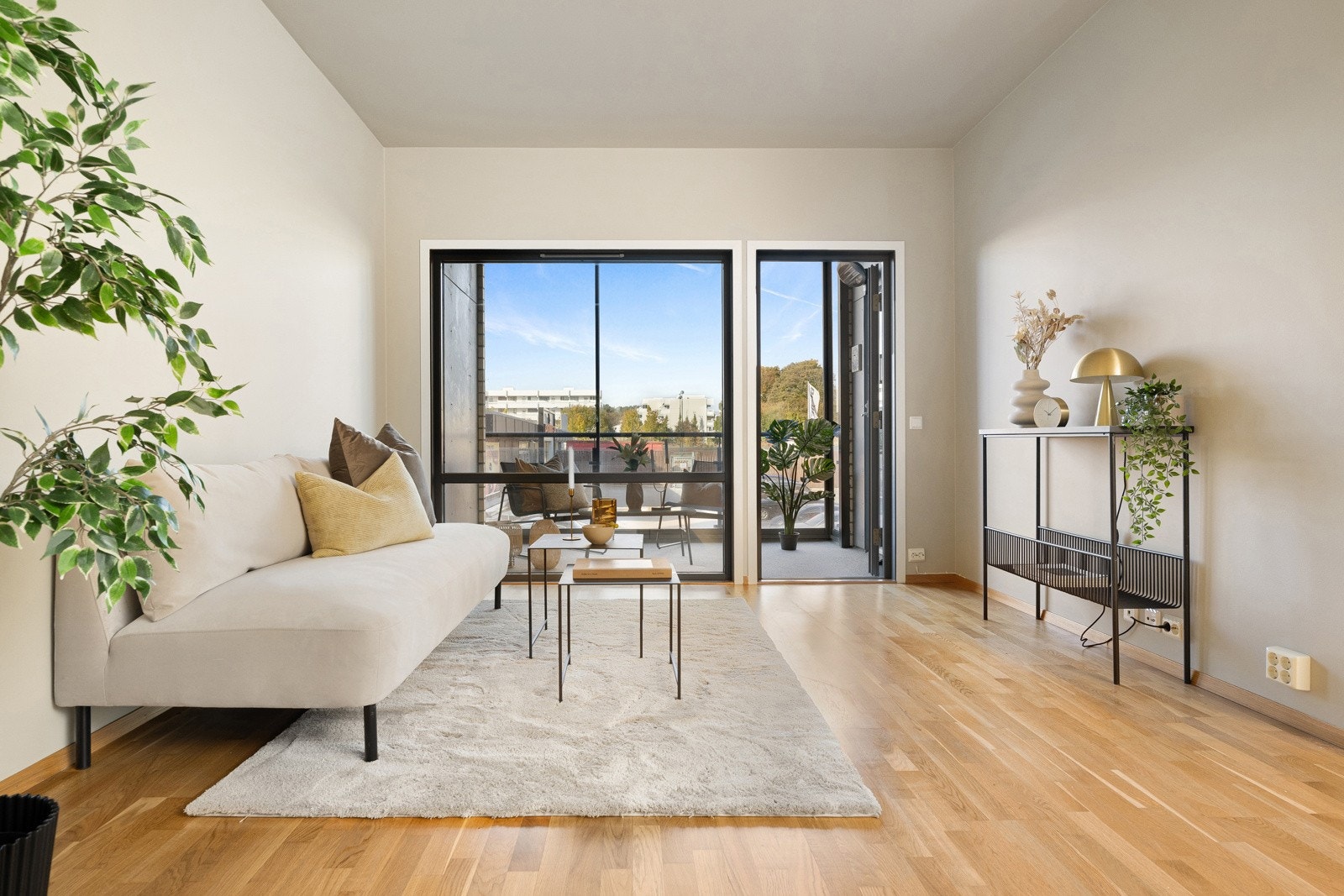 Luftig og lettstelt 3-roms med garasjeplass, innglasset balkong og vannbåren varme. Galleribilde