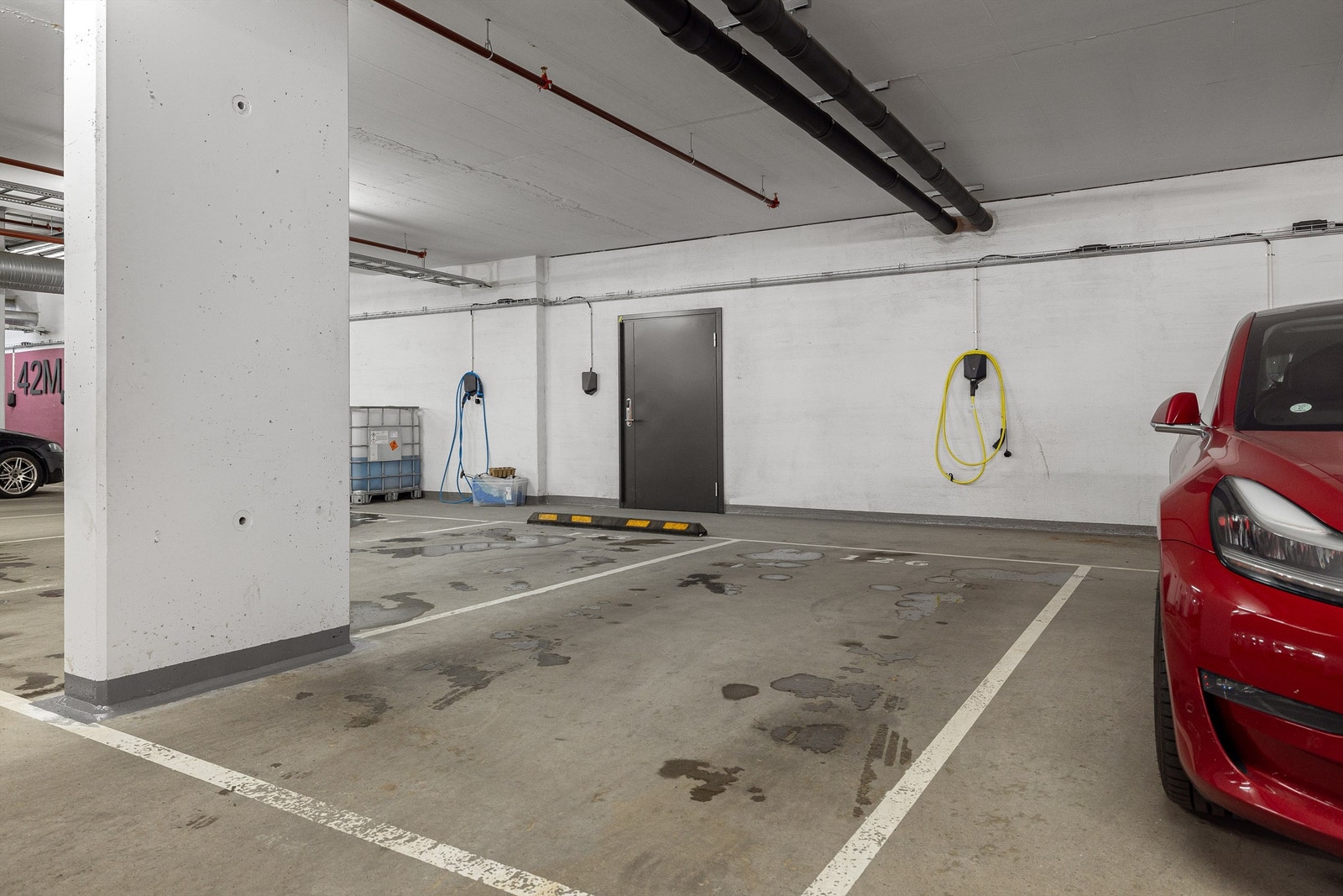 Garasjeplass med elbil-lader Galleribilde