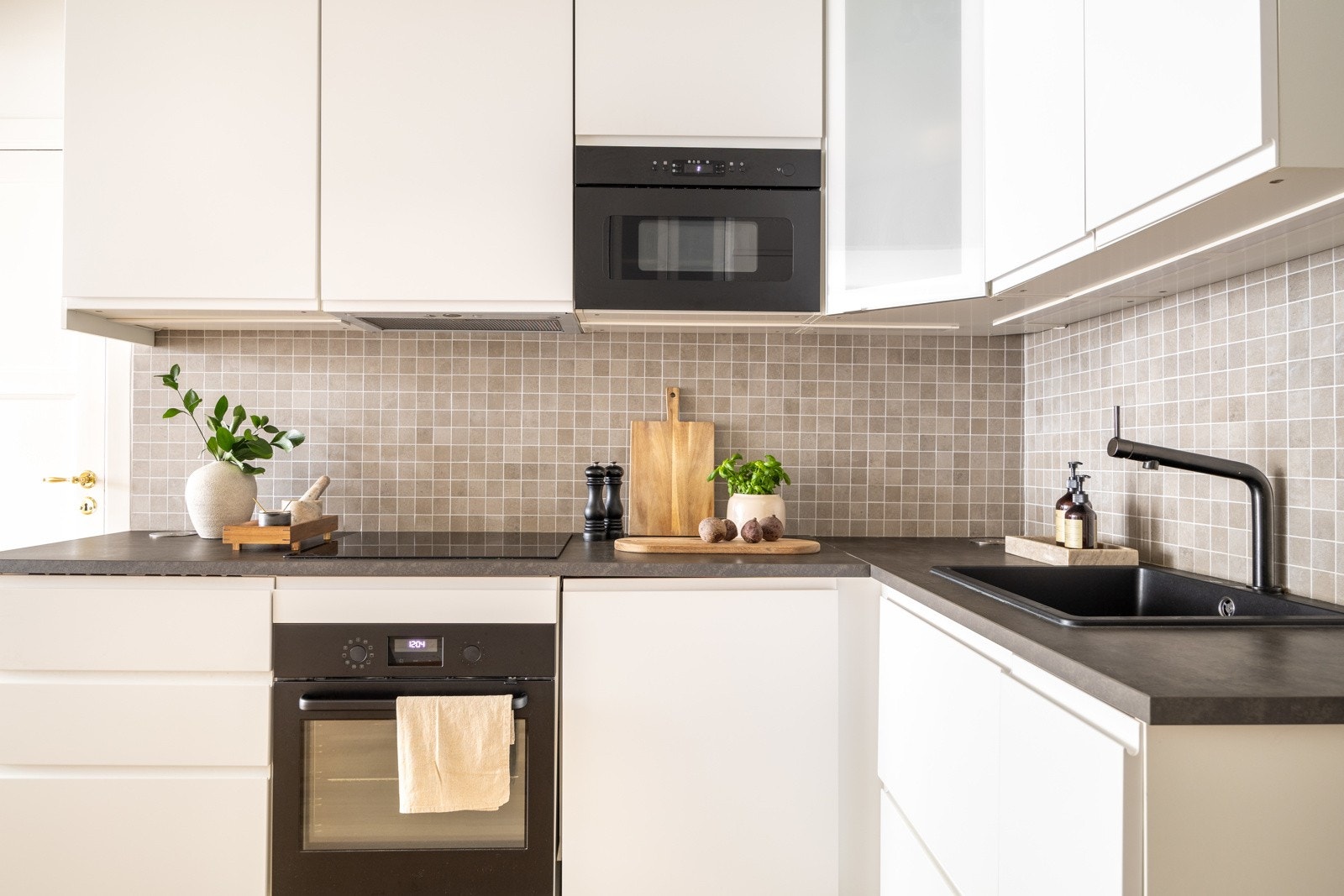 Kjøkkeninnredningen er fra 2020, med laminat benkeplate og nedfelt oppvaskkum. Galleribilde