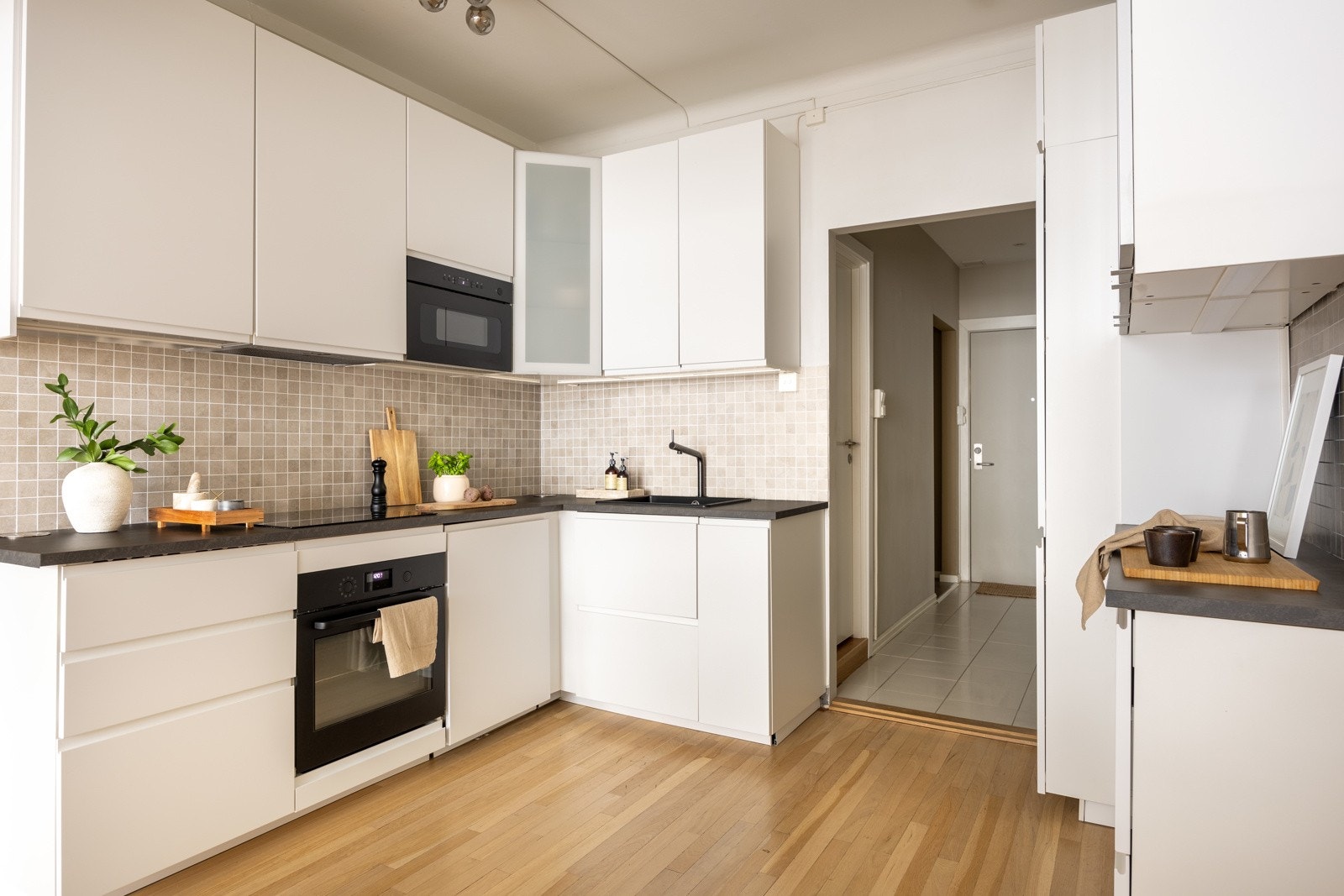 Dette er et praktisk kjøkken for deg som setter pris på matlaging og samtidig ønsker å være sosial med gjester. Galleribilde