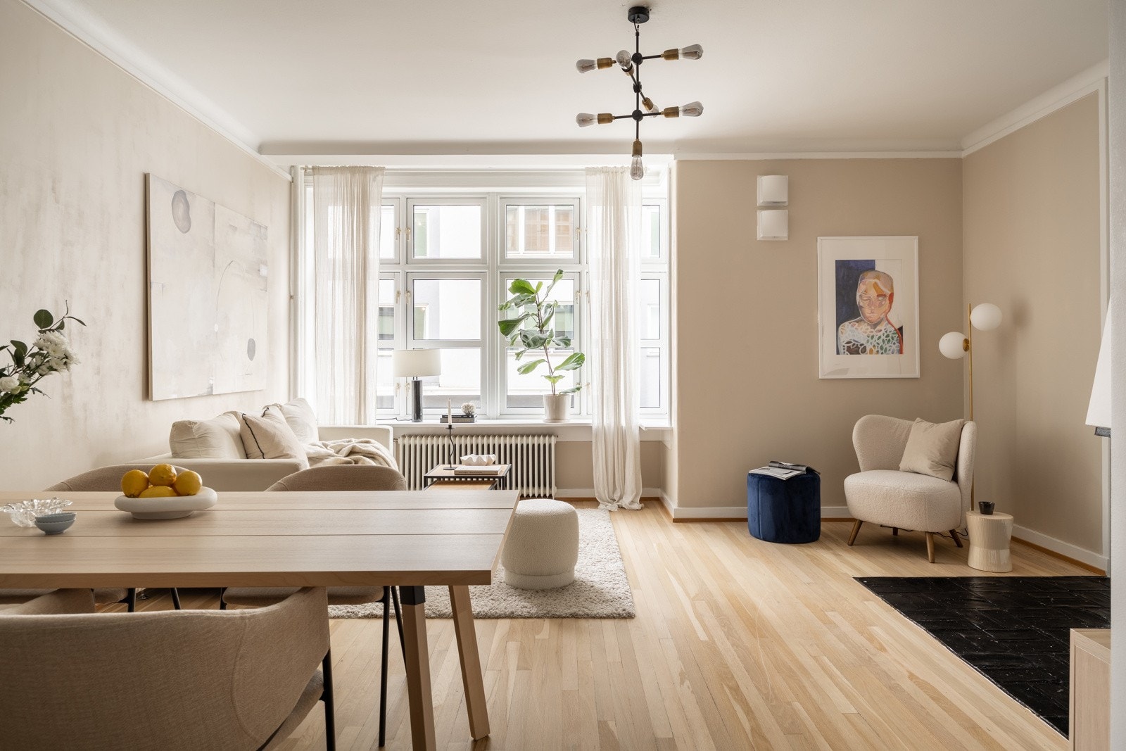 Stuen kan enkelt innredes med ønsket møblement uten å måtte gå på kompromiss av romfølelsen. Galleribilde