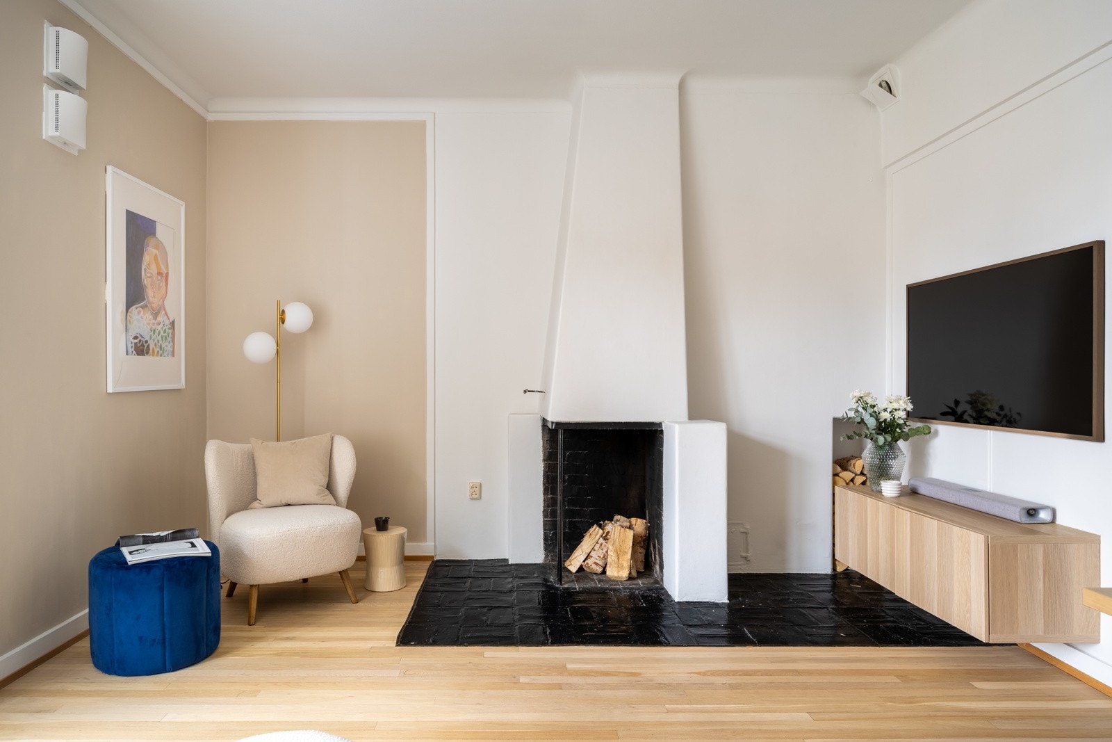 Den innbydende peisen tilfører ekstra hygge og varme. Galleribilde