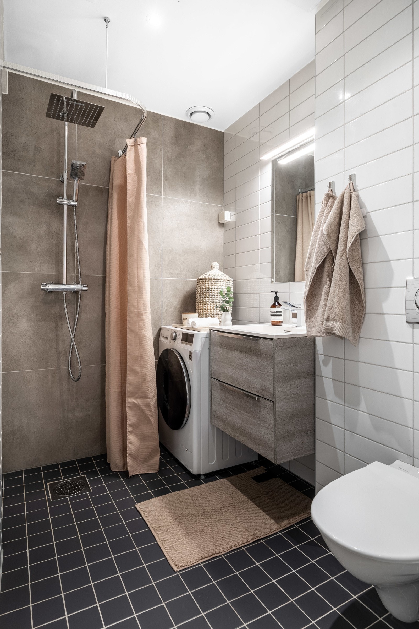 Badet har flislagt gulv med varmekabler og flislagte vegger. Galleribilde