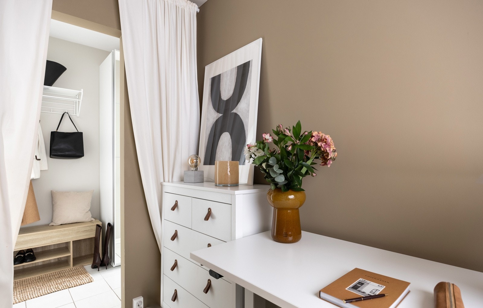 Rommet har også mange muligheter for oppbevaring og kan enkelt tilpasses etter dine behov og preferanser. Galleribilde