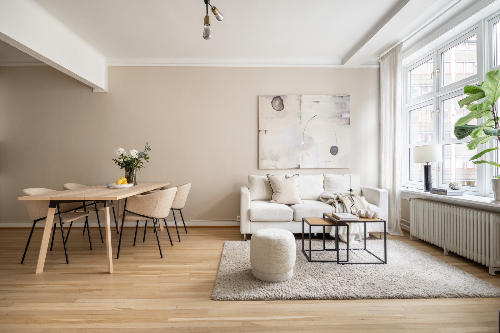 Stuen har en god utforming som gir mye rom for innredning med både TV - og spisestue. Galleribilde