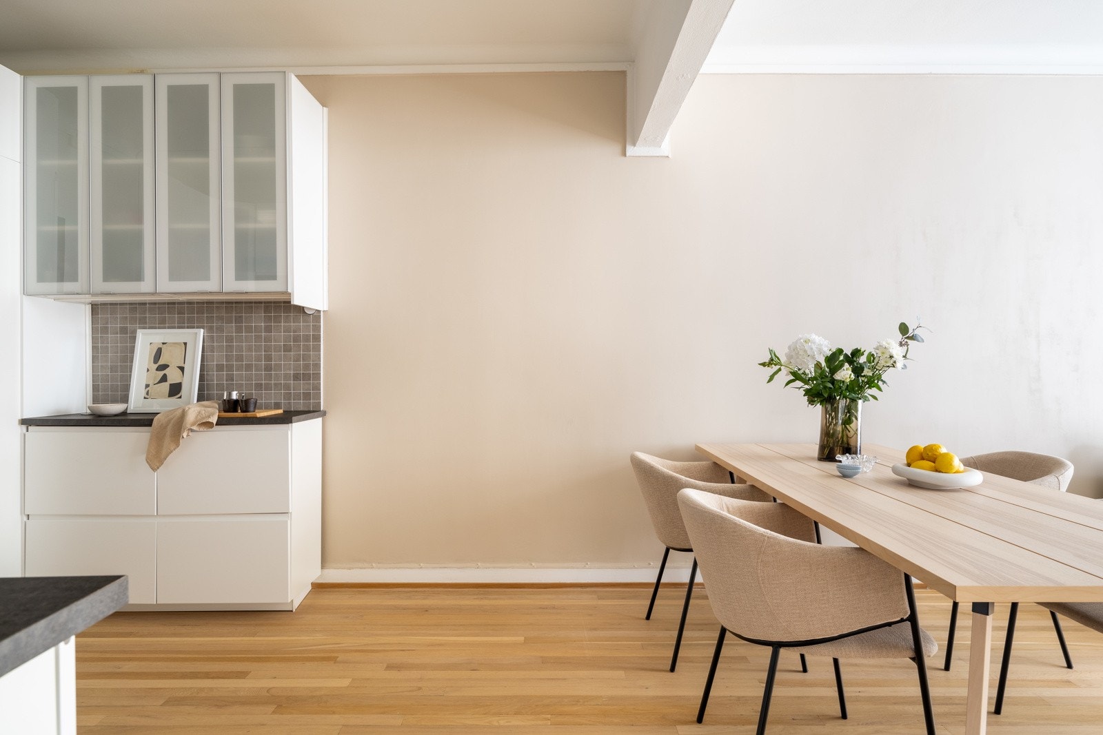 Leiligheten har et funksjonelt kjøkken i en åpen løsning mot stuen, som legger til rette for sosialt samvær. Galleribilde