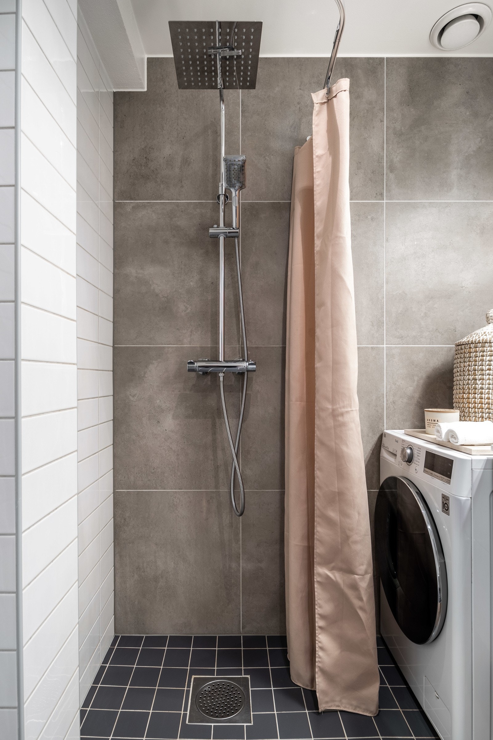 I enden av badet finnes et romslig dusjhjørne med forheng, regndusj og hånddusj. Det er også opplegg for vaskemaskin. Galleribilde