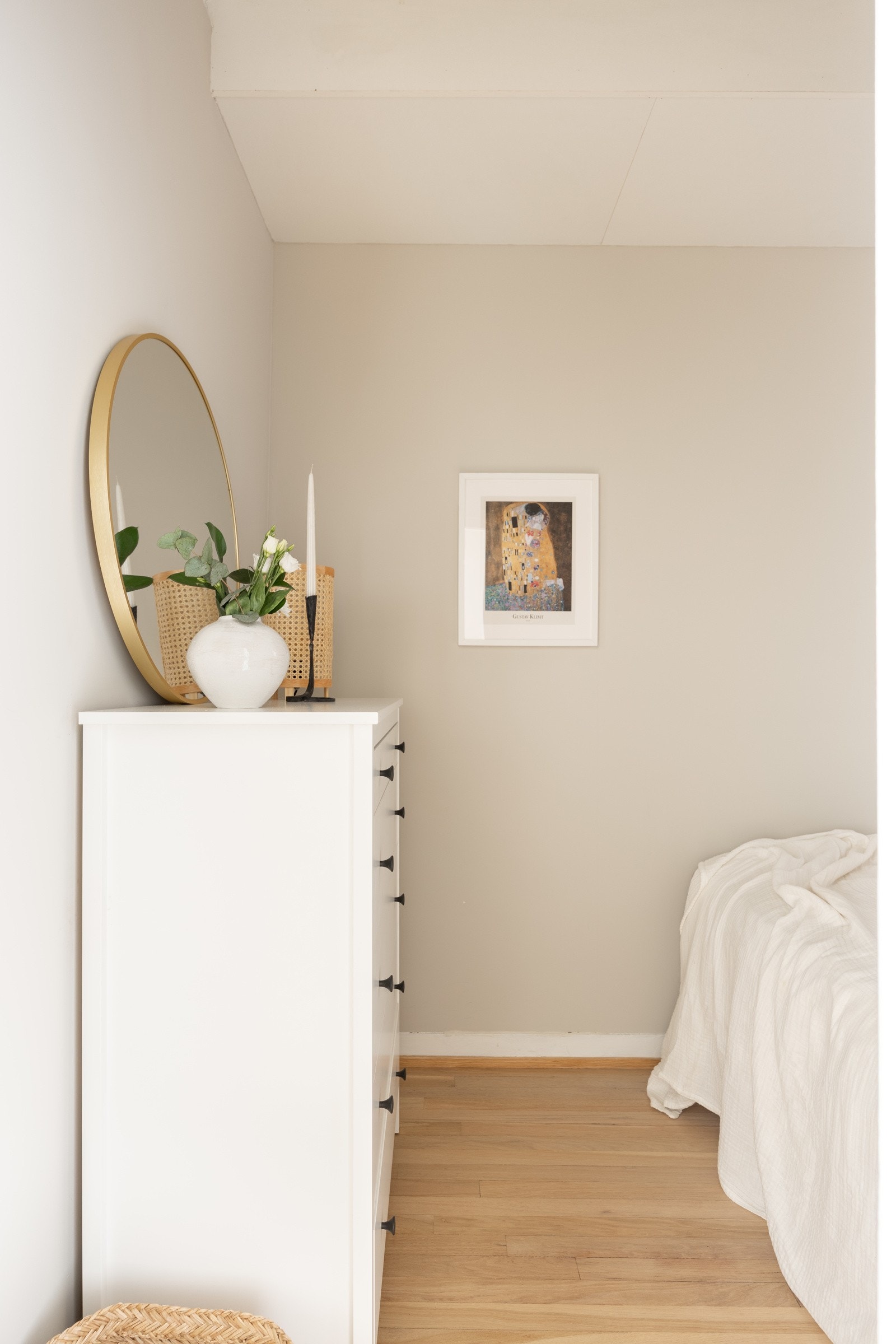 De lyse beige veggene gir rommet en varm og innbydende atmosfære. Galleribilde