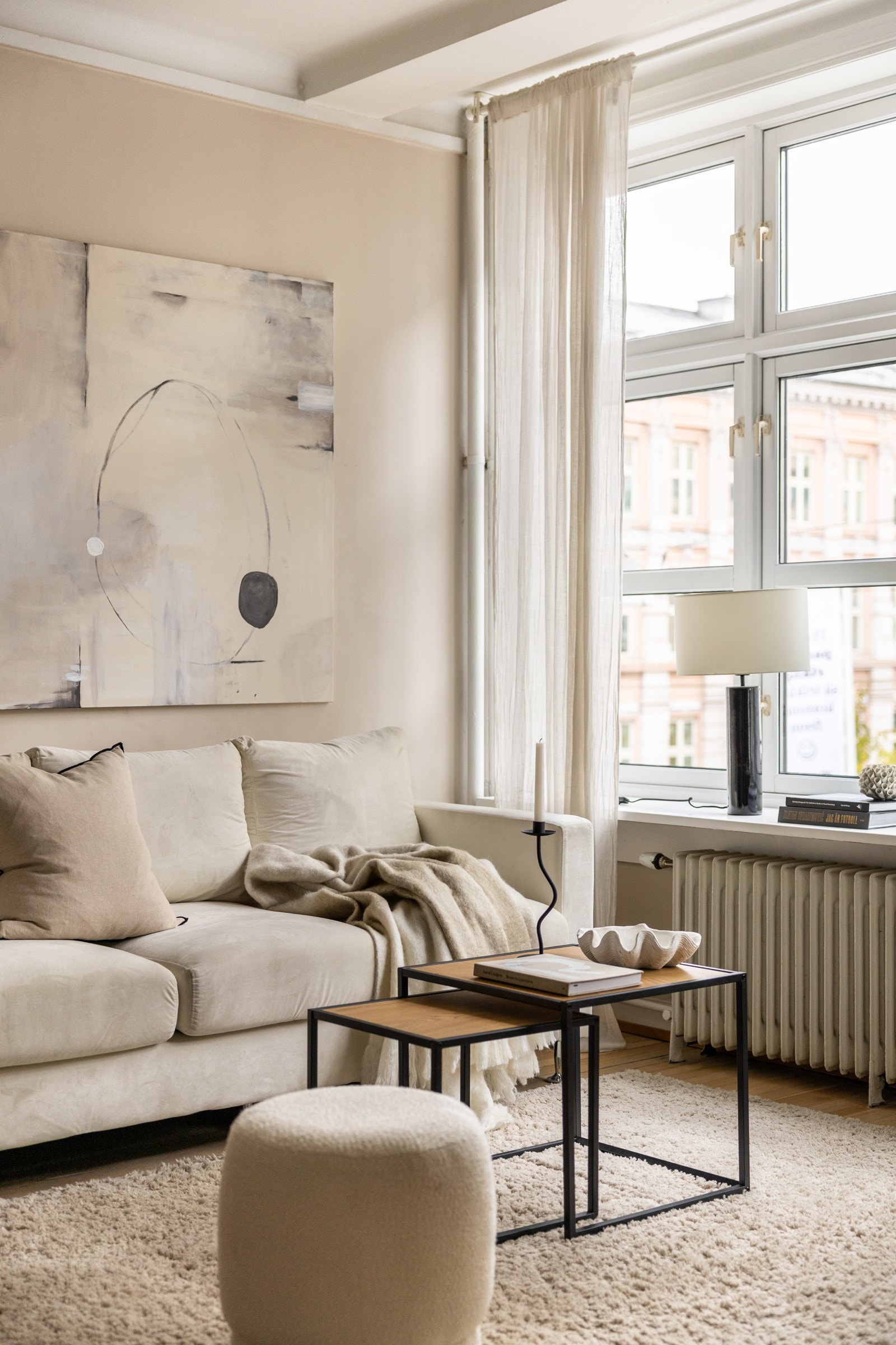 Dette er et sosialt oppholdsrom for både avslapning i sofakroken, samtidig som den er godt utformet til å huse sosiale sammenkomster. Galleribilde