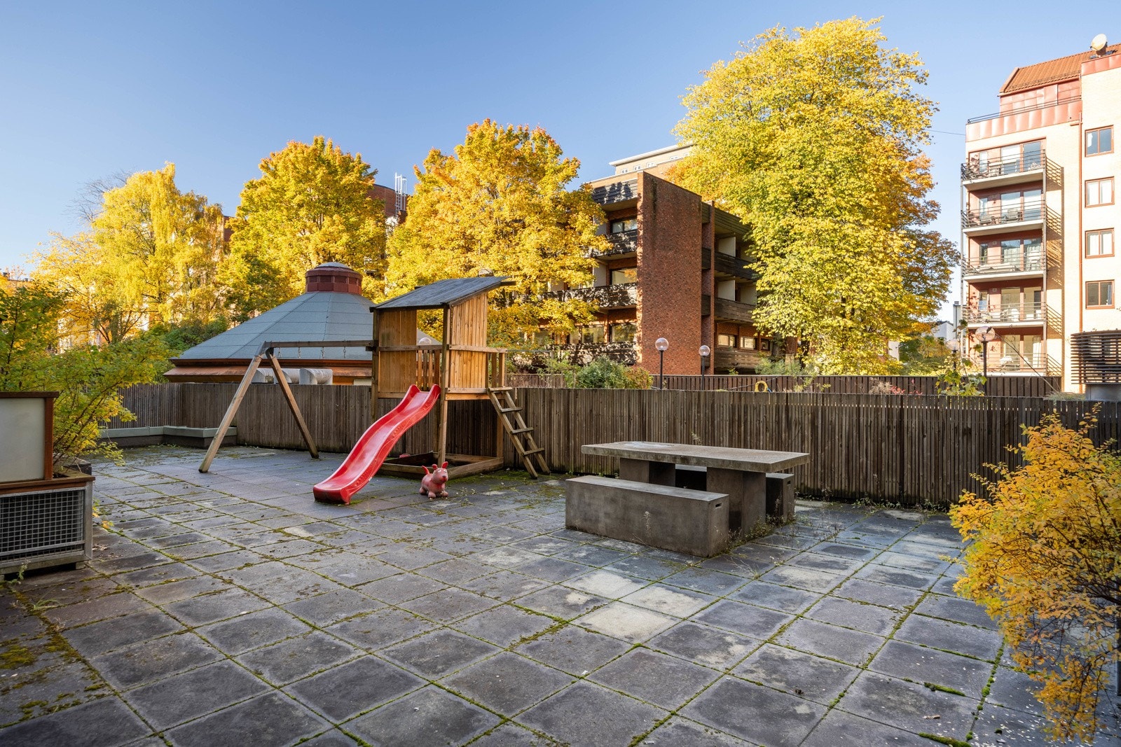 Felles bakgård. Galleribilde