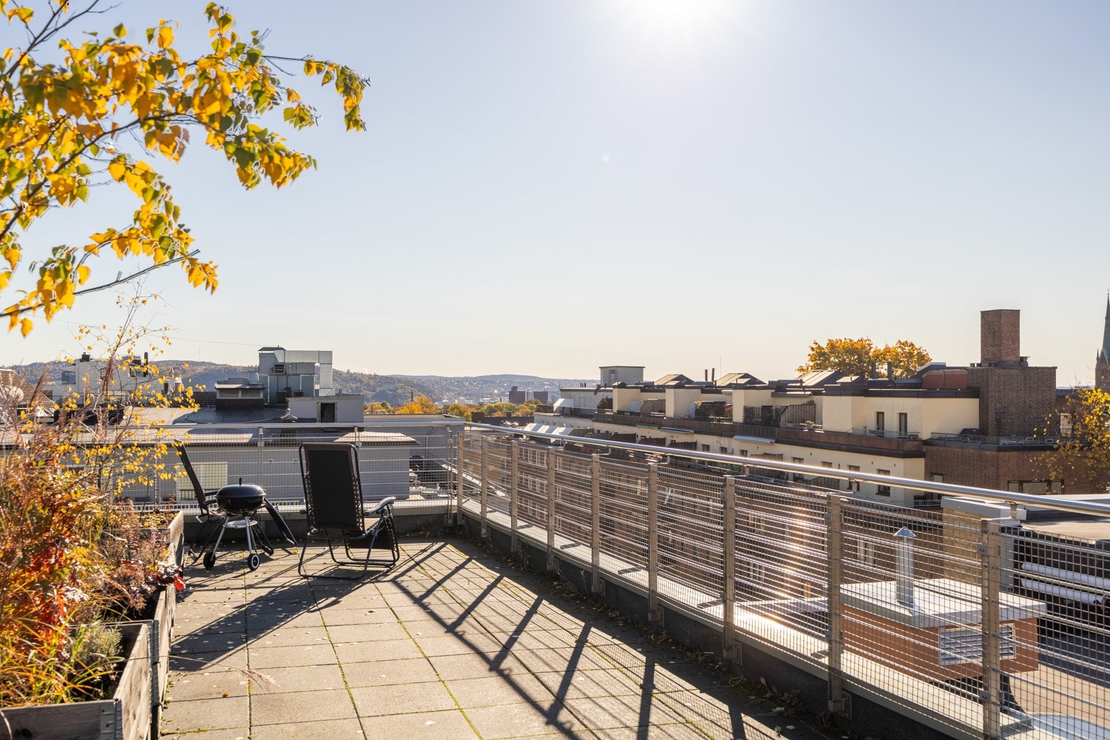 Felles takterrasse som tilbyr en fantastisk plass for avslapning og sosiale sammenkomster med flott utsikt. Galleribilde