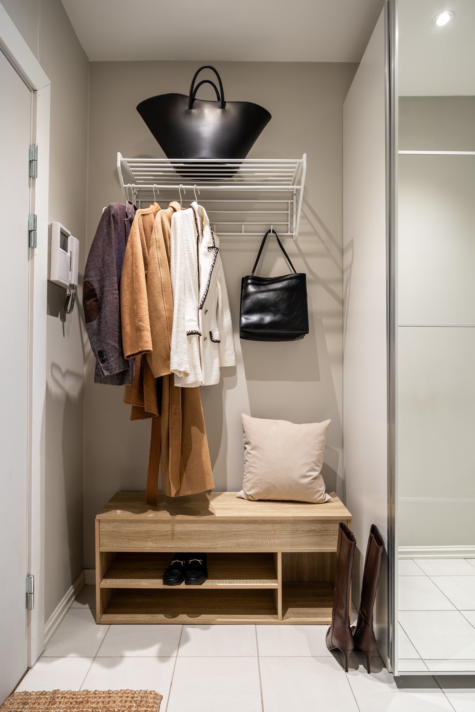 Entréen er romslig og lys, med god plass til oppheng av yttertøy og sko. Galleribilde