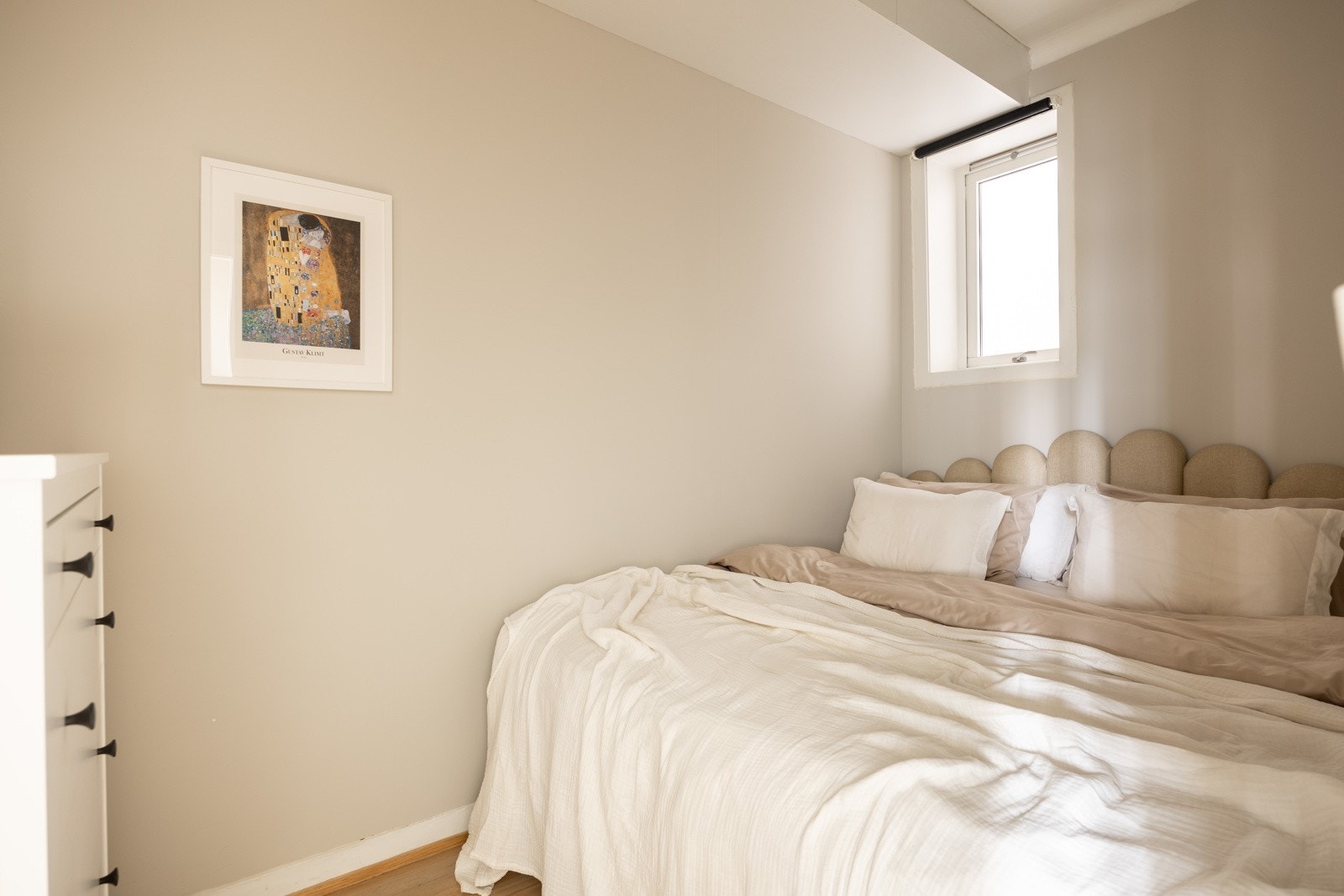 Leiligheten har et romslig soverom med god plass til dobbeltseng og kommode. Galleribilde