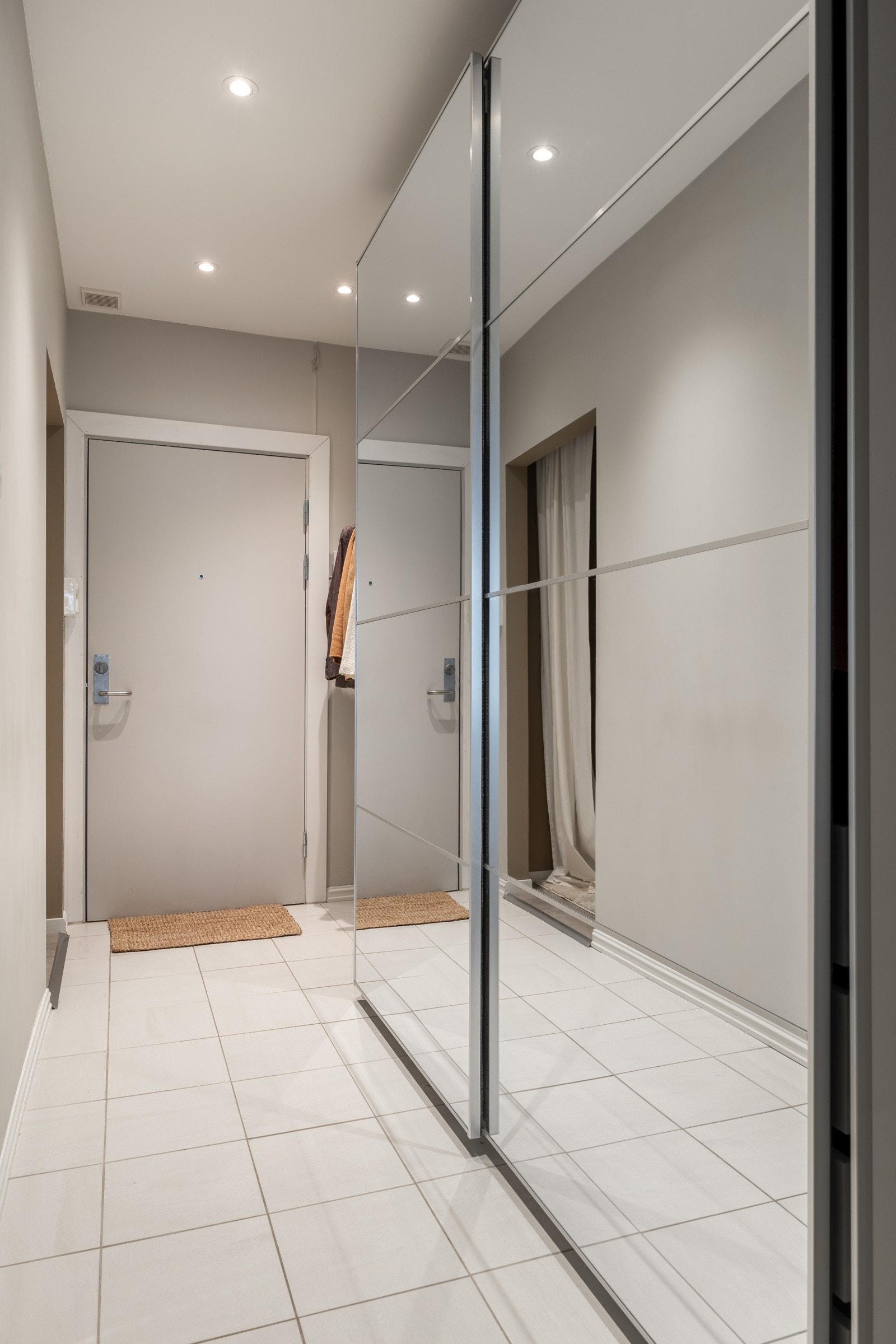 Her finner du et romslig speilskap som er både praktisk og gir rikelig med oppbevaringsplass. Galleribilde