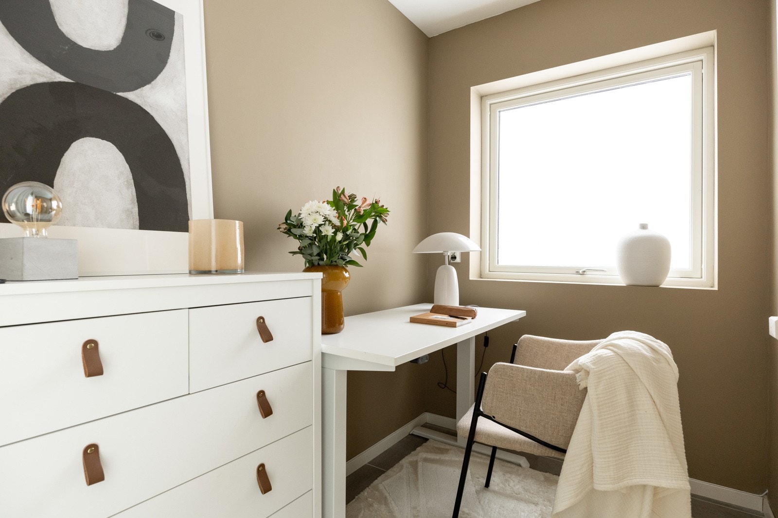 Ved inngangen finner du et praktisk rom som i dag fungerer som hjemmekontor - ideelt for deg som jobber mye hjemmefra. Galleribilde