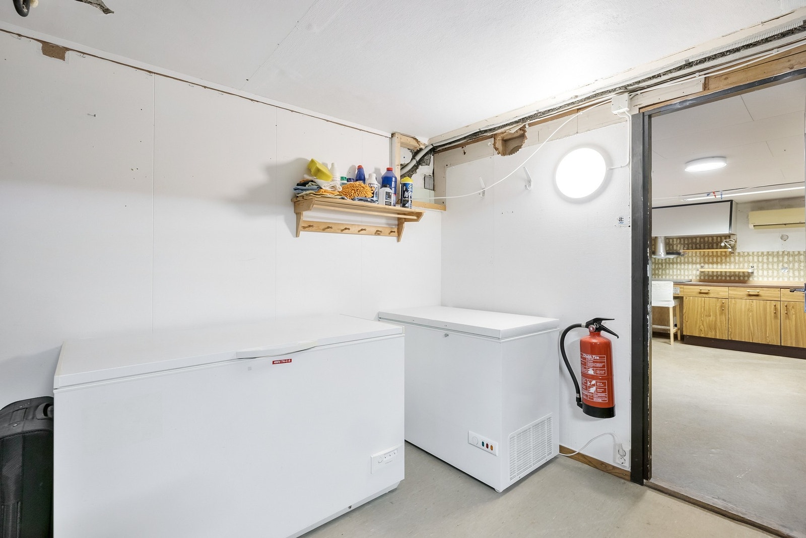 Underetasjen består av 7 boder og garasjerom Galleribilde