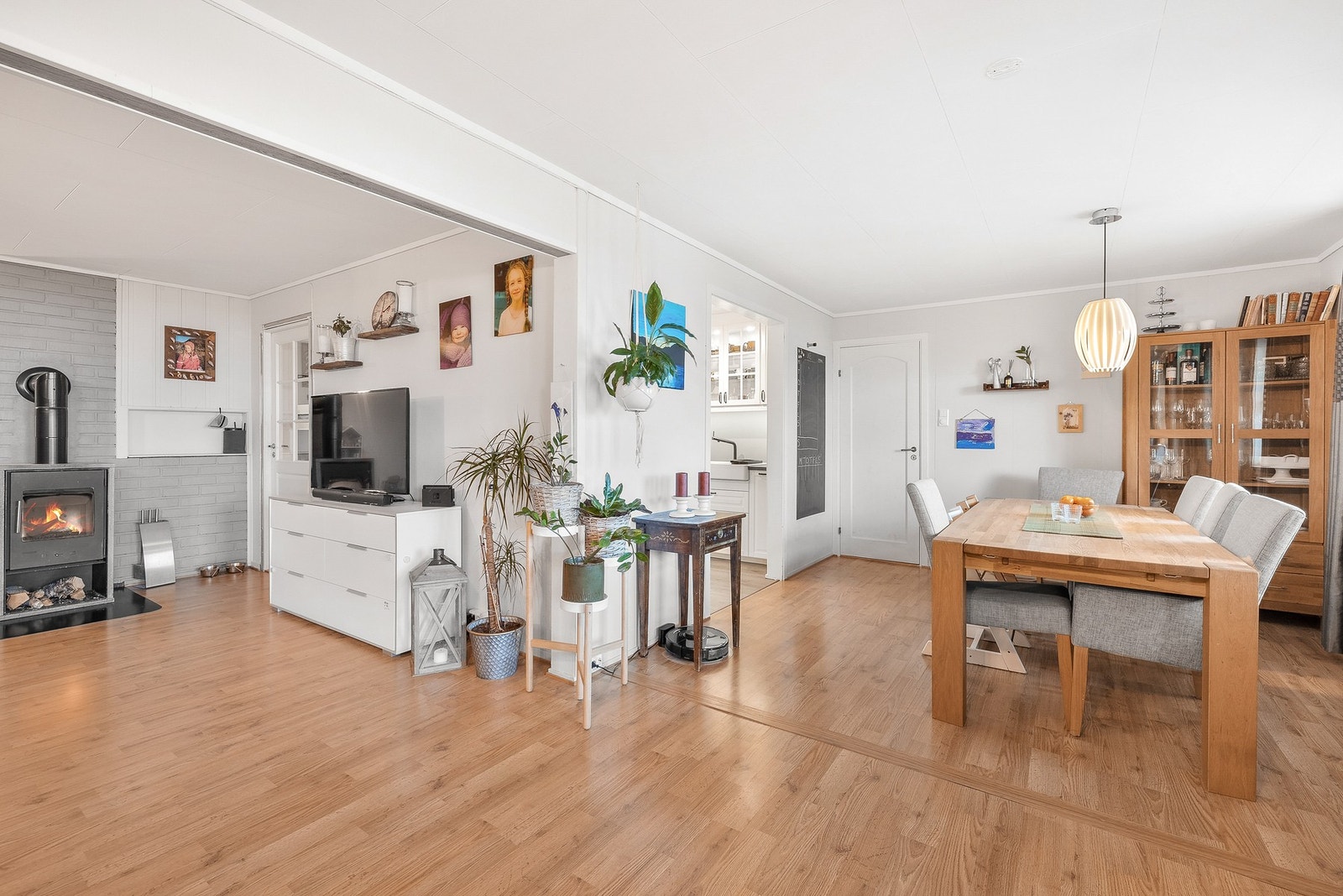 Fra spisestuen er det videre tilkomst til boligens kjøkken Galleribilde