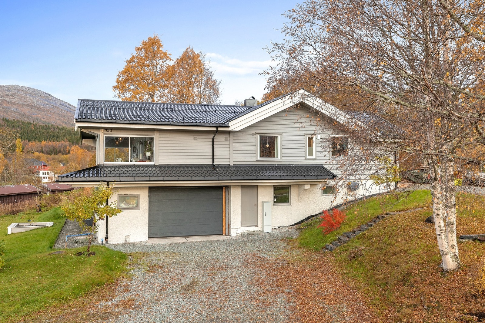 Gode parkeringsmuligheter i garasje og på egen romslig gårdsplass Galleribilde