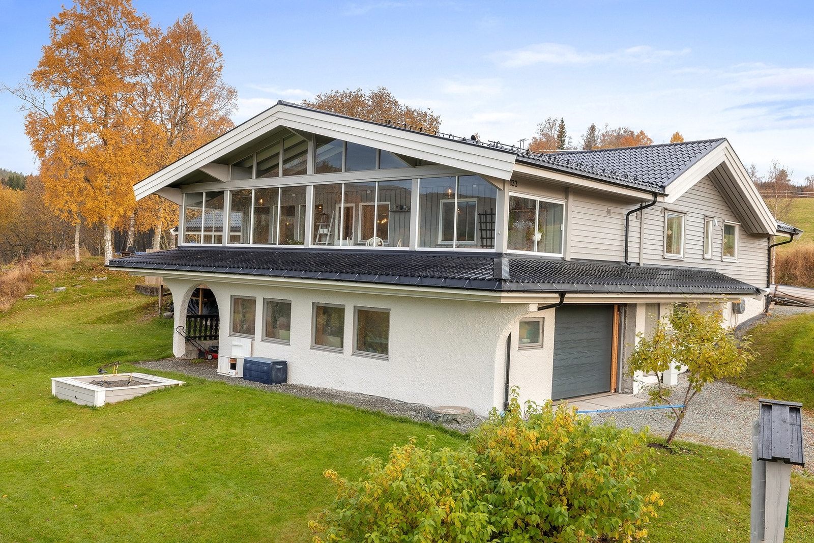 Fine hageomgivelser, pent opparbeidet med plen, busker og trær Galleribilde