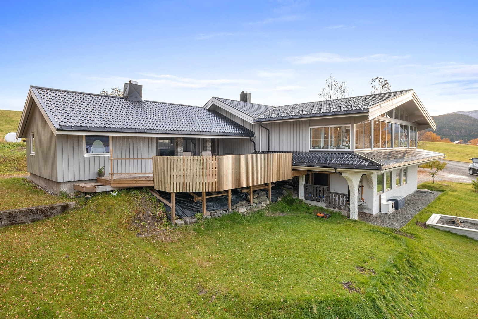 Tilbygg med leilighet mot vest ble oppført på 1970- tallet, og tilbygg mot sør ble oppført i ca 1983 Galleribilde