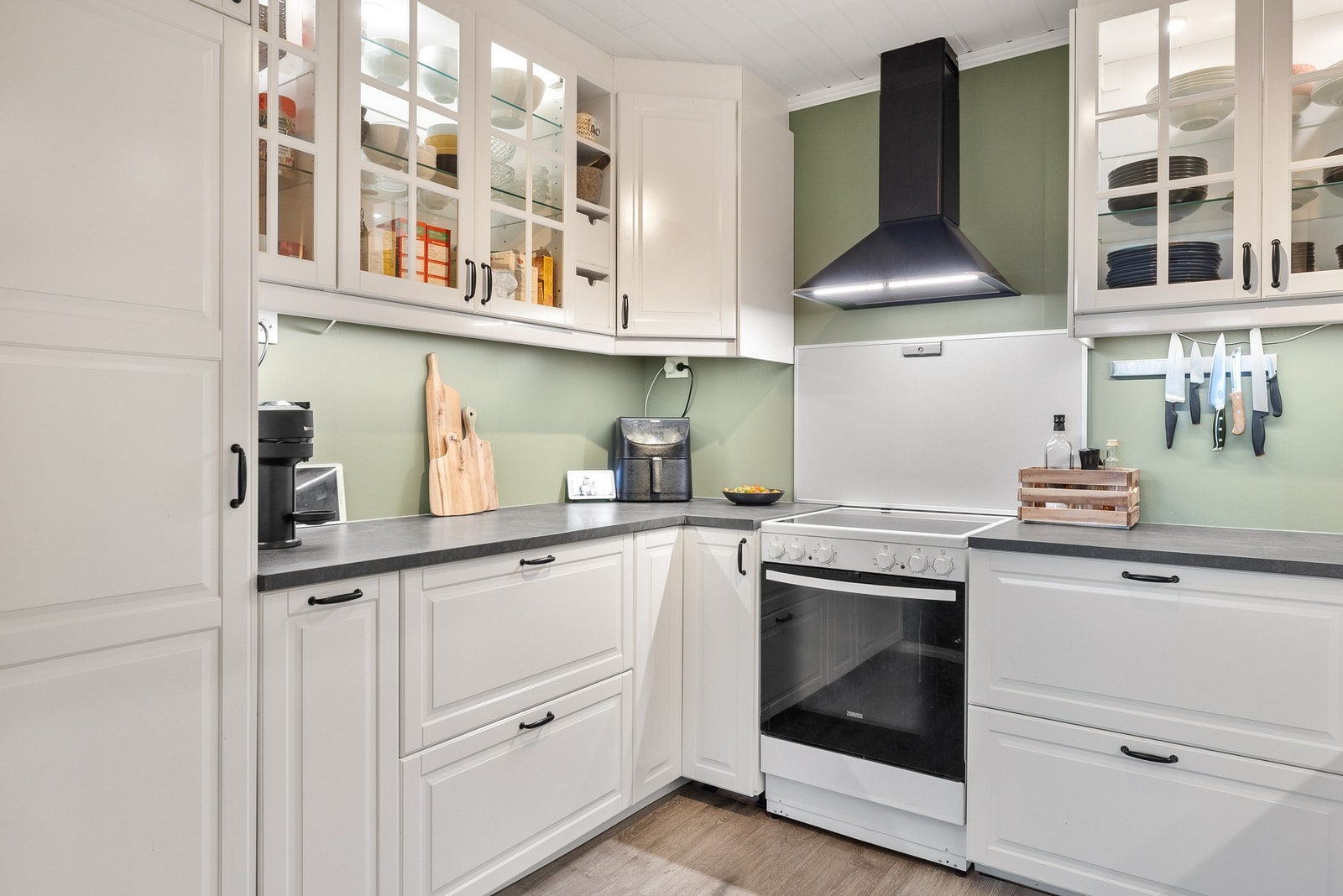 Hvite profilerte fronter og laminert benkeplate Galleribilde