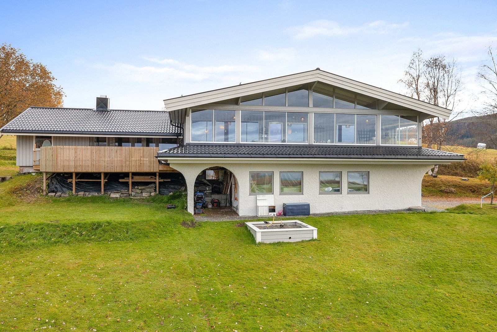 Front mot sør ble noe ombygd med baldakiner og innglasset balkong i ca 2002 Galleribilde