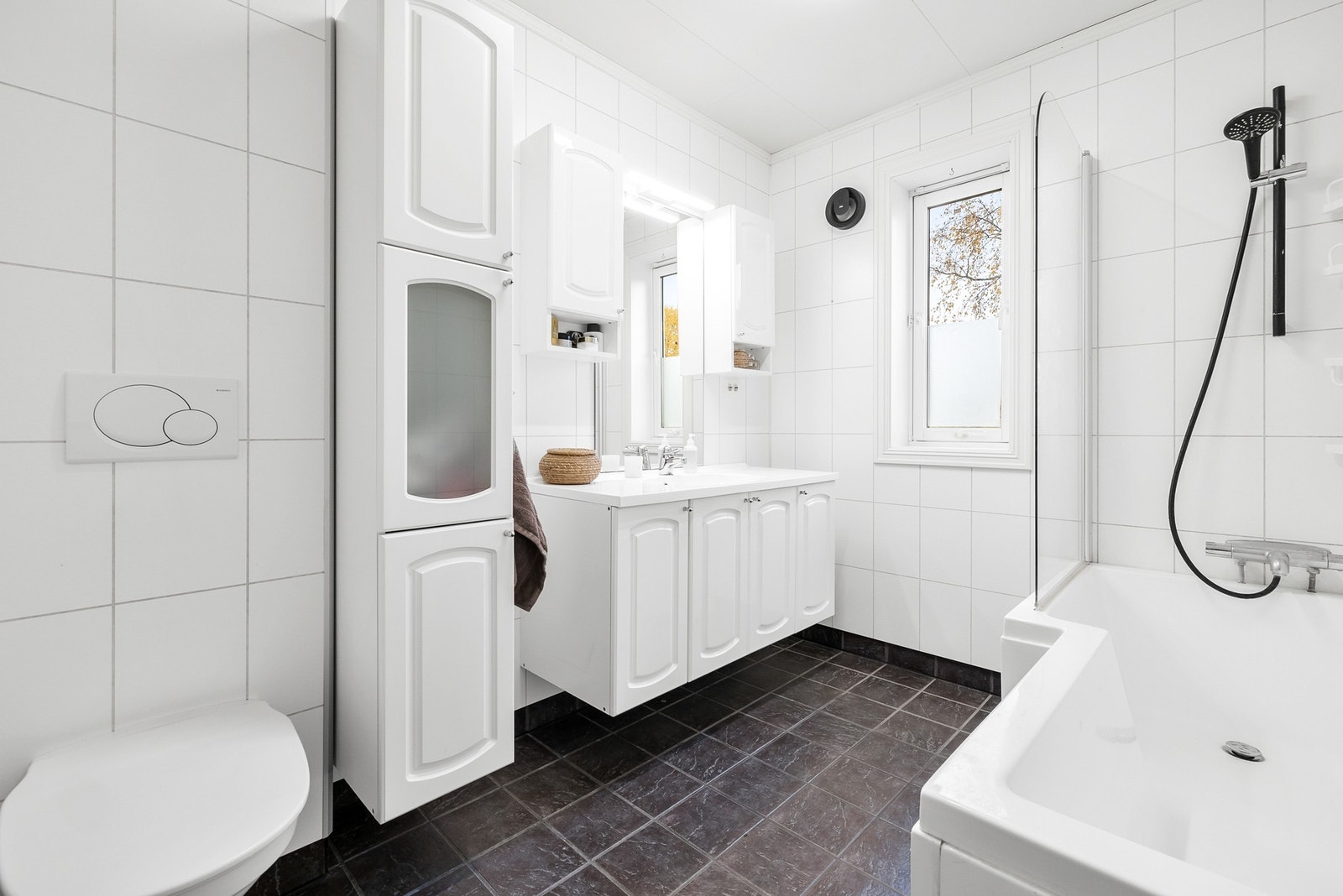 Overflater med keramiske fliser på gulv og flismønstrede baderomsplater på vegger Galleribilde