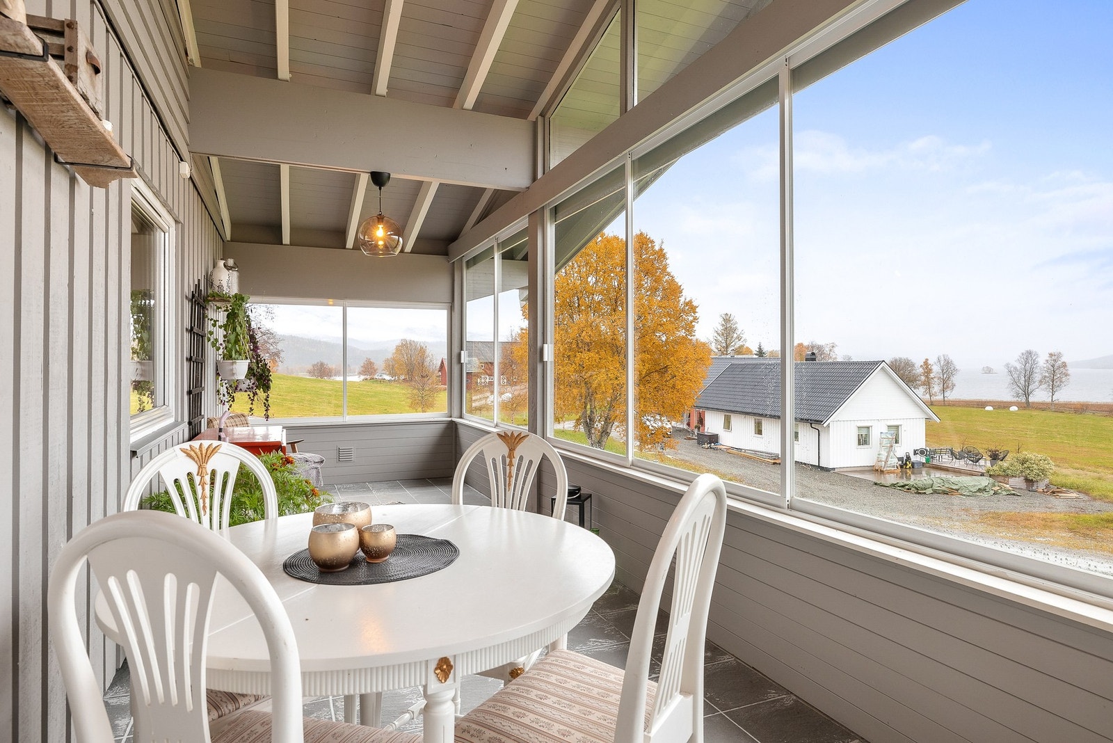 Innglasset balkong med koselig preg Galleribilde