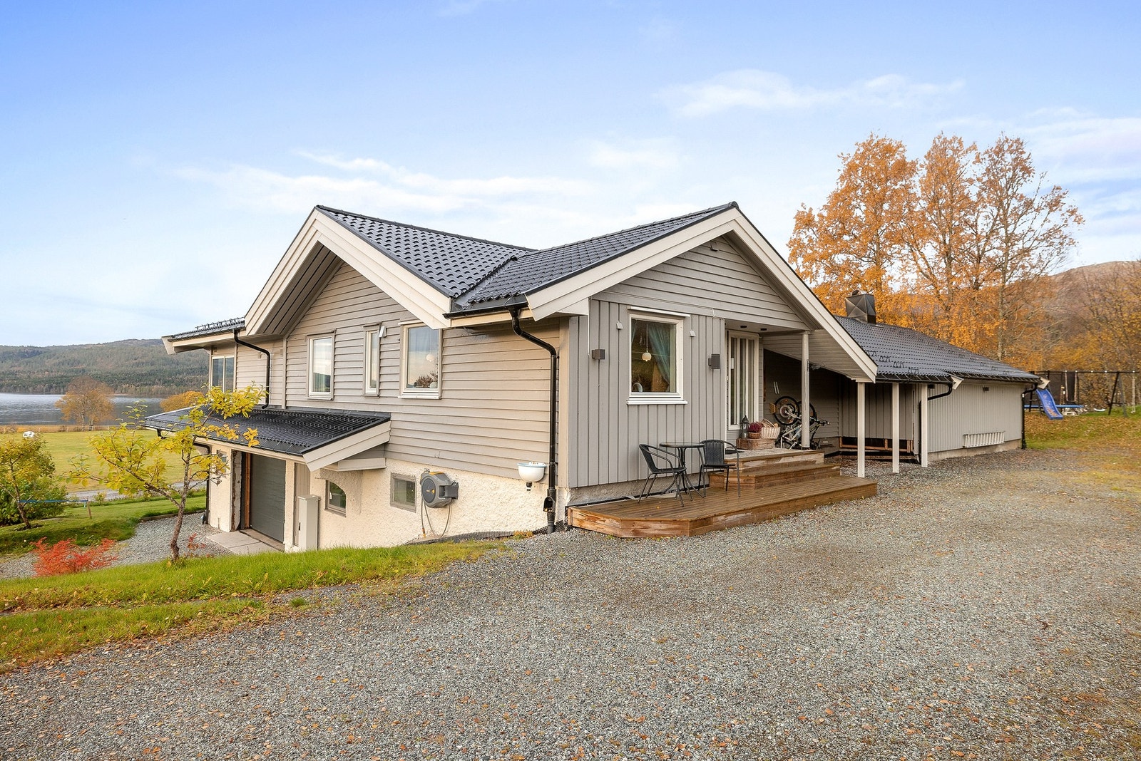 Gruset gårdsplass med gode parkeringsmuligheter Galleribilde