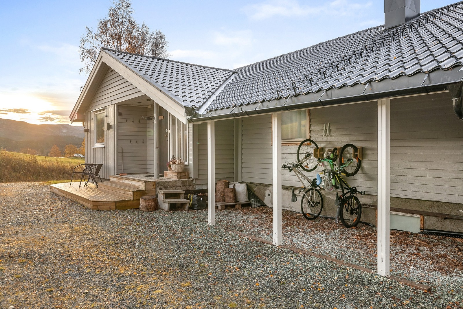 Inngangsparti og takoverbygd sone for oppbevaring Galleribilde