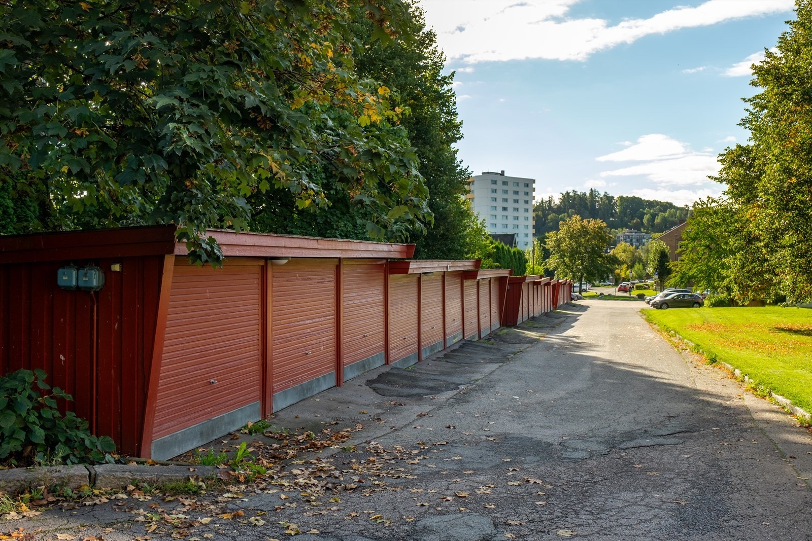 Borettslaget har 316 utendørs parkeringsplasser som kan leies. Borettslaget har også et eget garasjelaget som administrerer utleie av 108 garasjer. For mer informasjon https://www.teisen-garasjelag.no/. Galleribilde