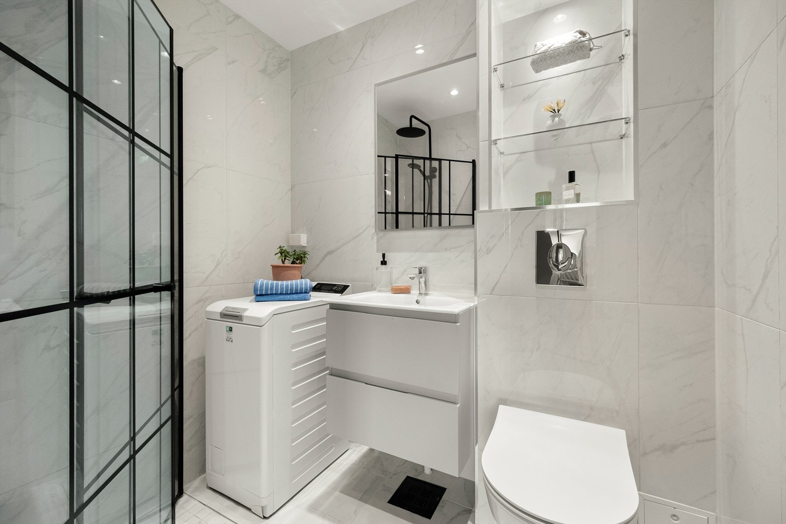 Flislagt bad med gulvvarme og downlights i tak. Badet ble modernisert i 2021. Galleribilde