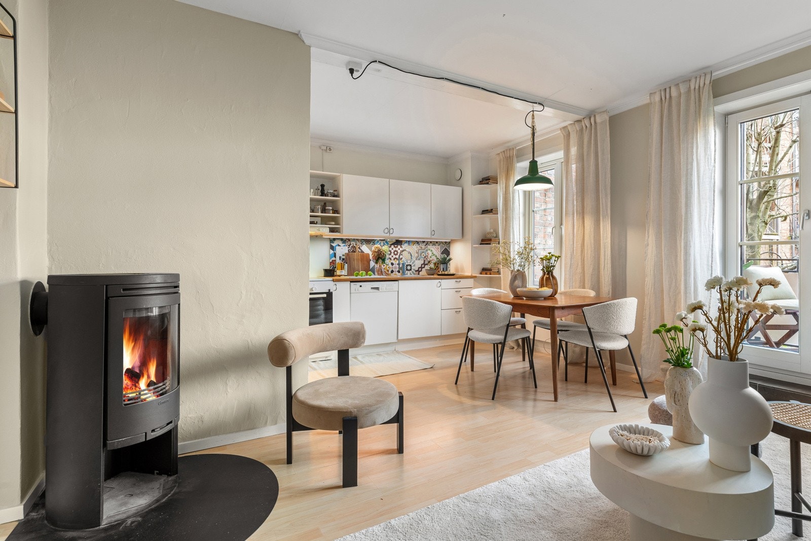 Stuen har god takhøyde på ca. 2,53 meter og herlig peis som gir god varme i vinterhalvåret Galleribilde