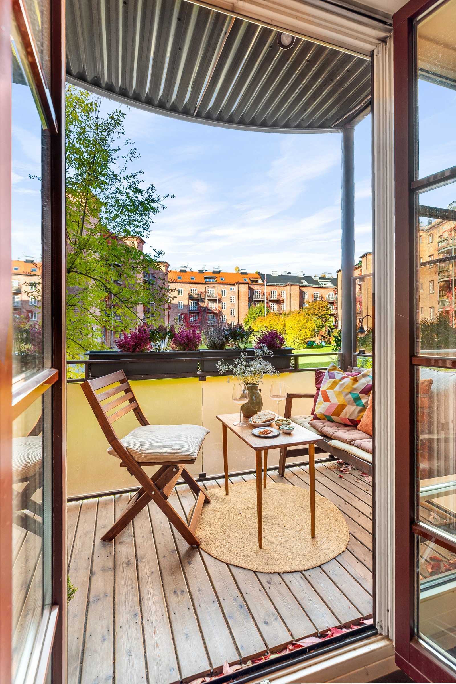 Det er god plass til utemøbler som cafébord på balkongen Galleribilde