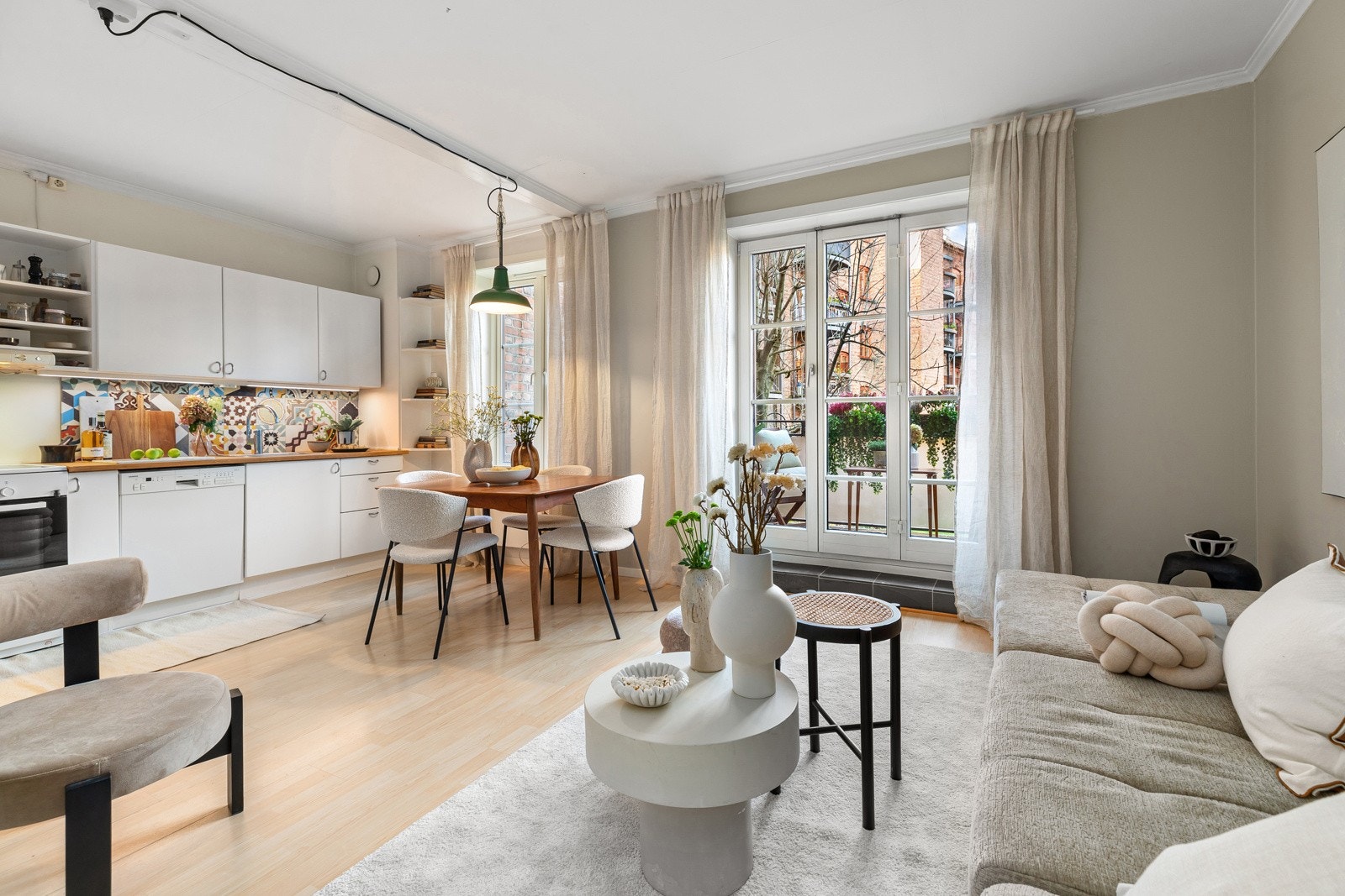 Leiligheten har en gjennomgående og romslig planløsning - perfekt for sosiale sammenkomster Galleribilde