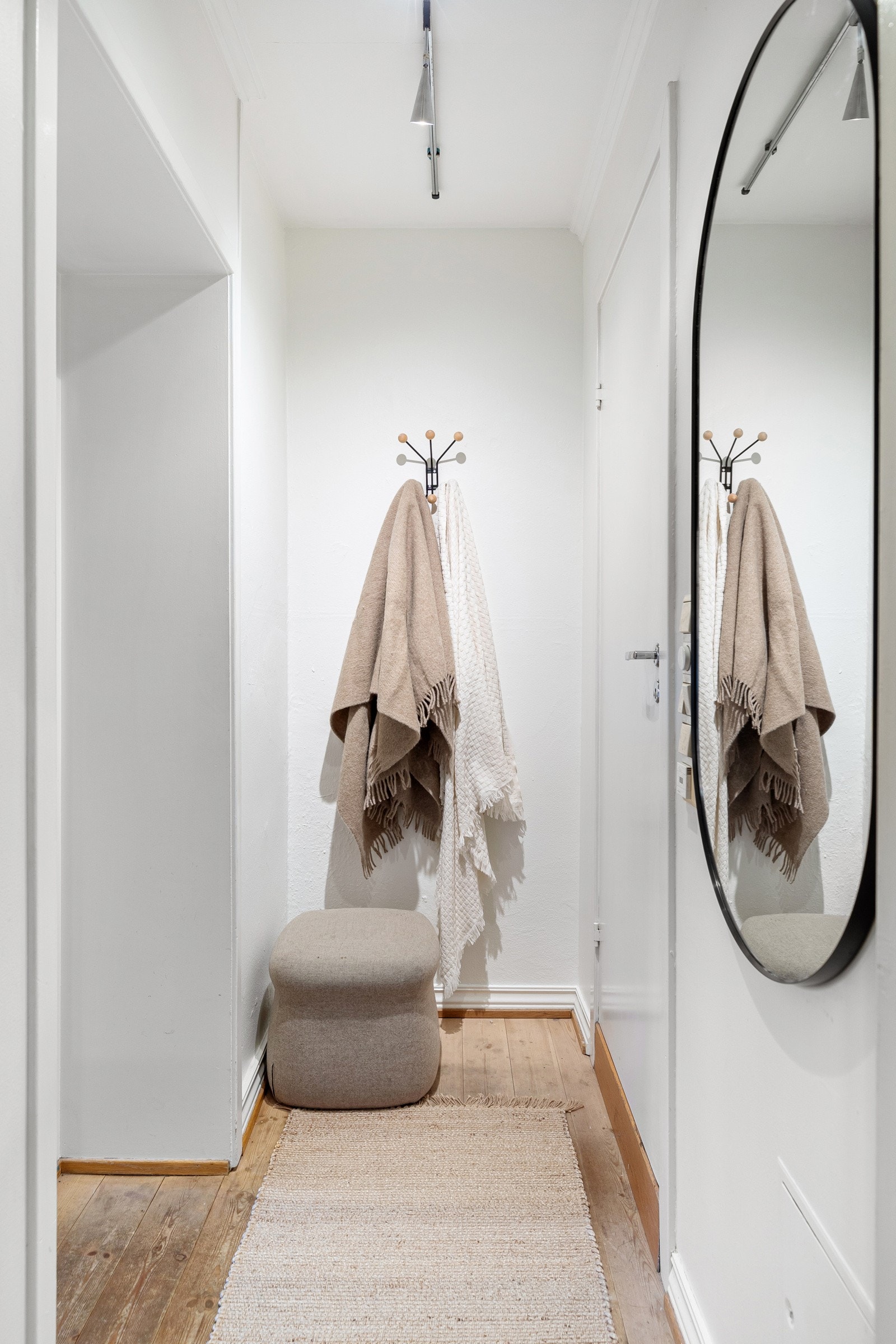 Beliggende i en høy første etasje, ønsker leiligheten deg velkommen inn gjennom en hyggelig entré, som har god plass til yttertøy og sko i nisjé Galleribilde