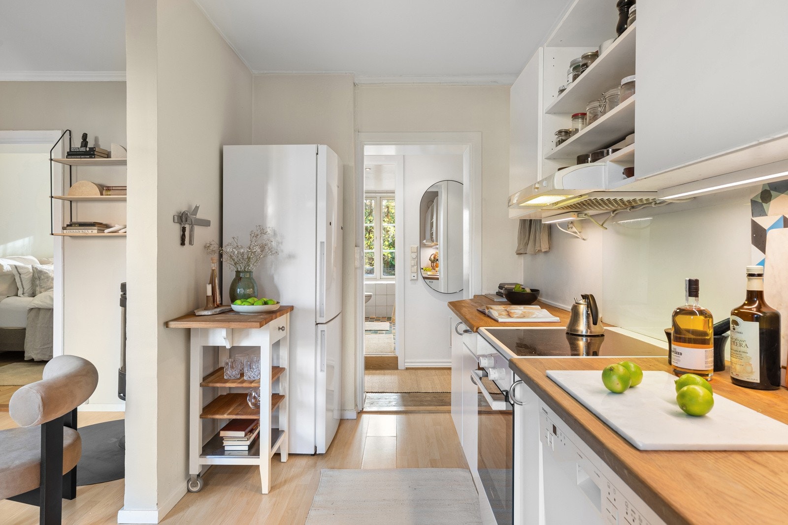 Kjøkkenet har opplegg for oppvaskmaskin, komfyr med topp og frittstående kjøleskap Galleribilde