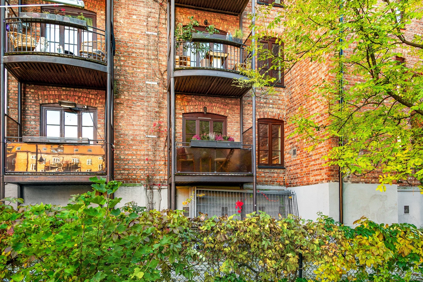 Beliggende i en høy 1. etasje ligger leiligheten skjermet til Galleribilde