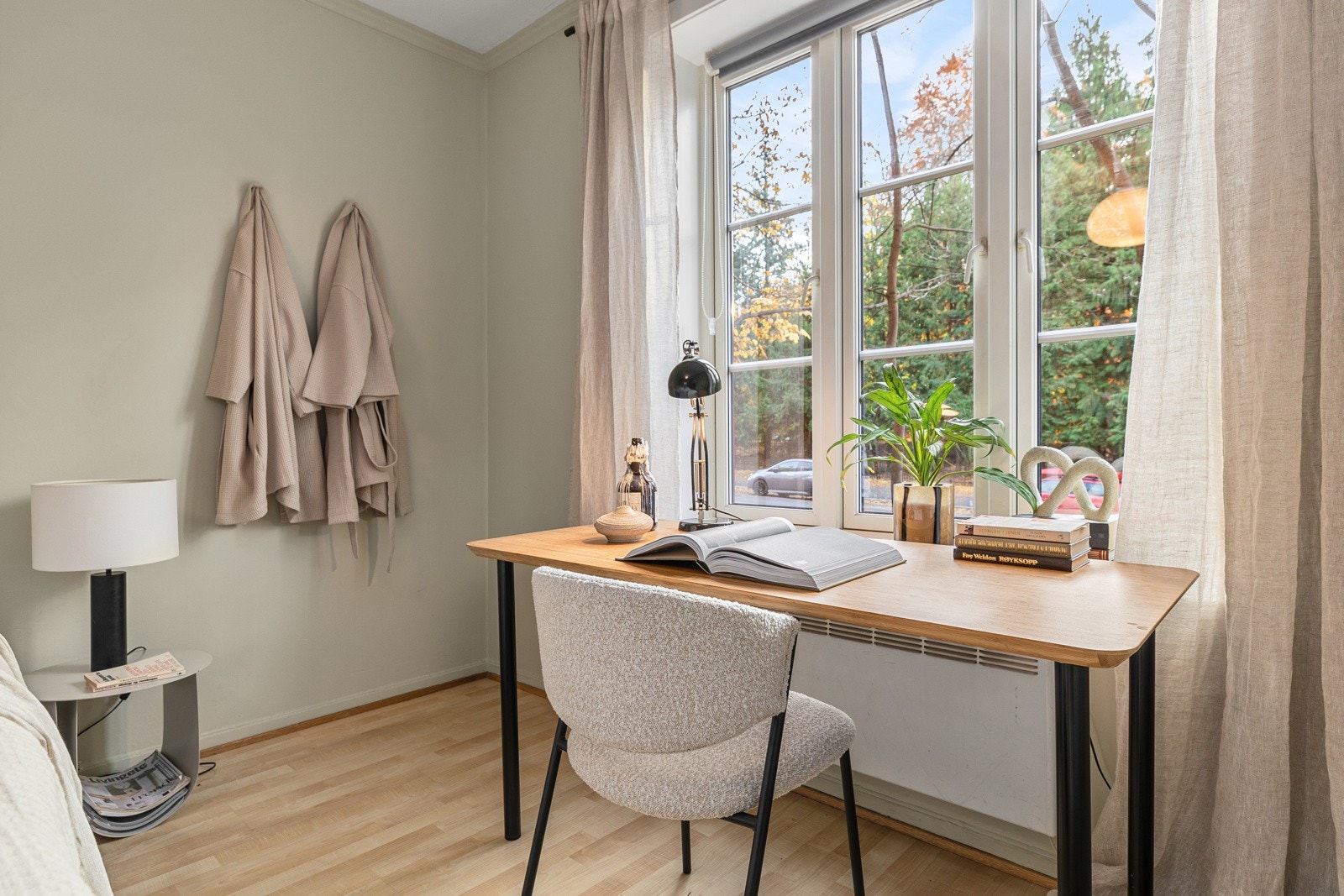 Det er ytterligere plass til skrivepult på soverom Galleribilde