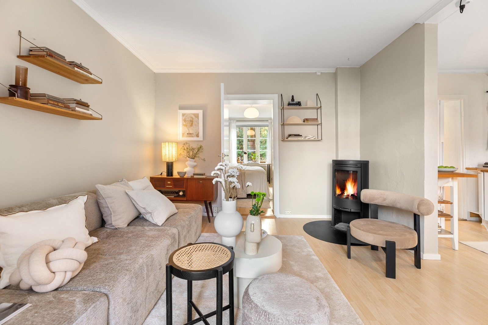 Gjennomgående planløsning med utsikt mot Botanisk hage i den ene retningen, og bakgården i den andre retningen Galleribilde