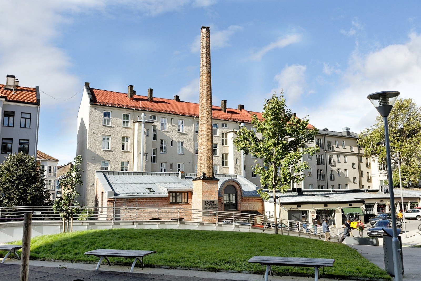 Området byr på et urbant liv med spennende kaféer og restauranter, samt et pulserende uteliv og populære parker og friområder Galleribilde