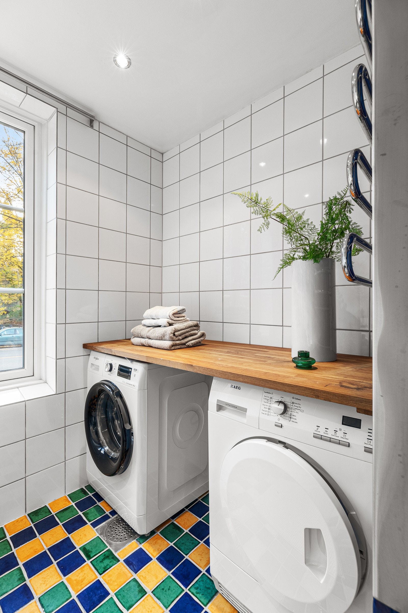 Innerst er det toalett med servant og opplegg for vaskemaskin og tørketrommel Galleribilde