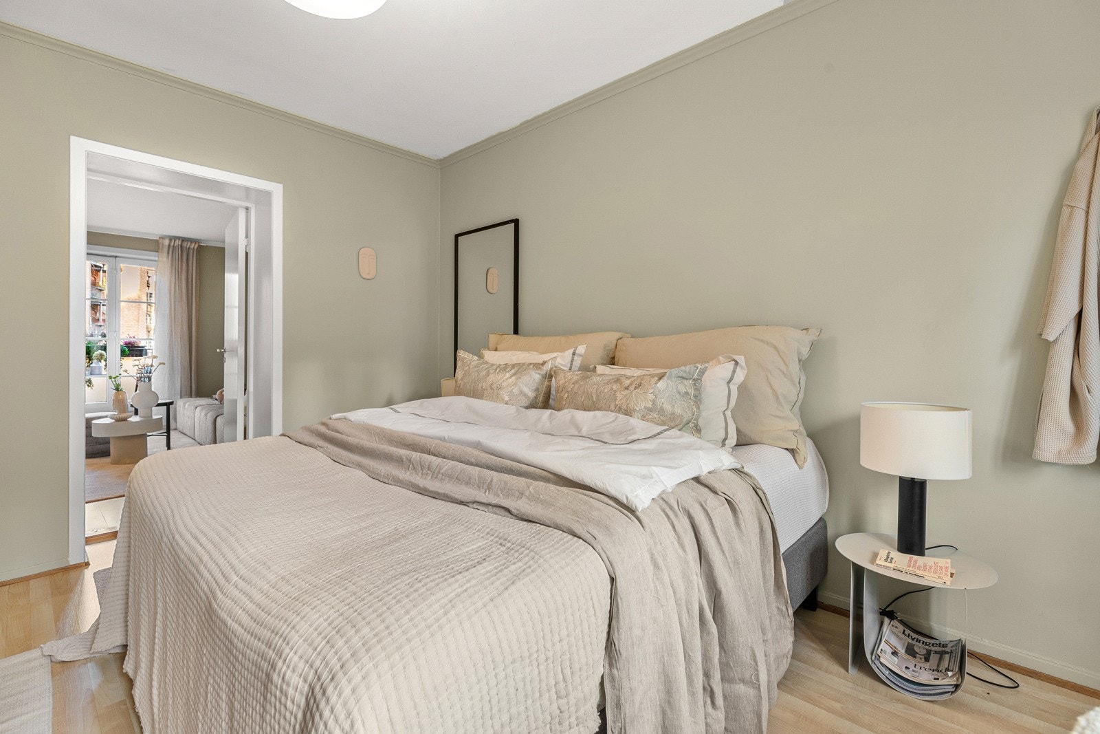 Den store vindusflaten sammen med moderne fargevalg sørger for en lun atmosfære Galleribilde